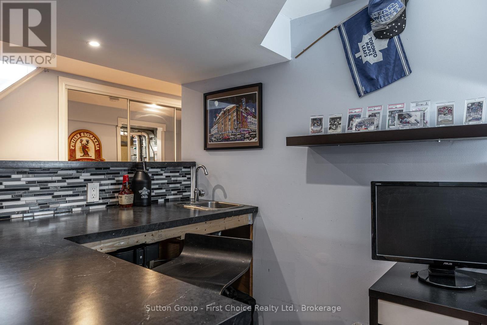 112 KATHRYN CRESCENT - 38