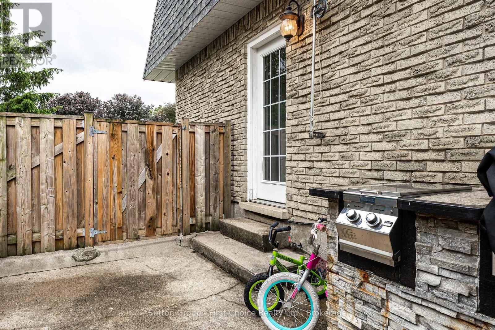 112 KATHRYN CRESCENT - 43