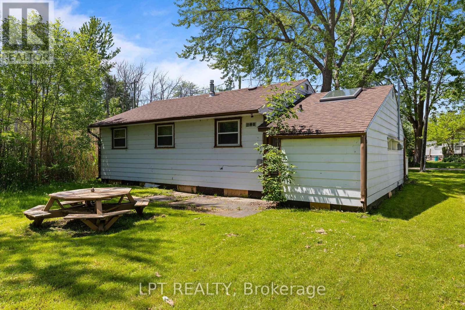 815 PARADISE DRIVE - 22