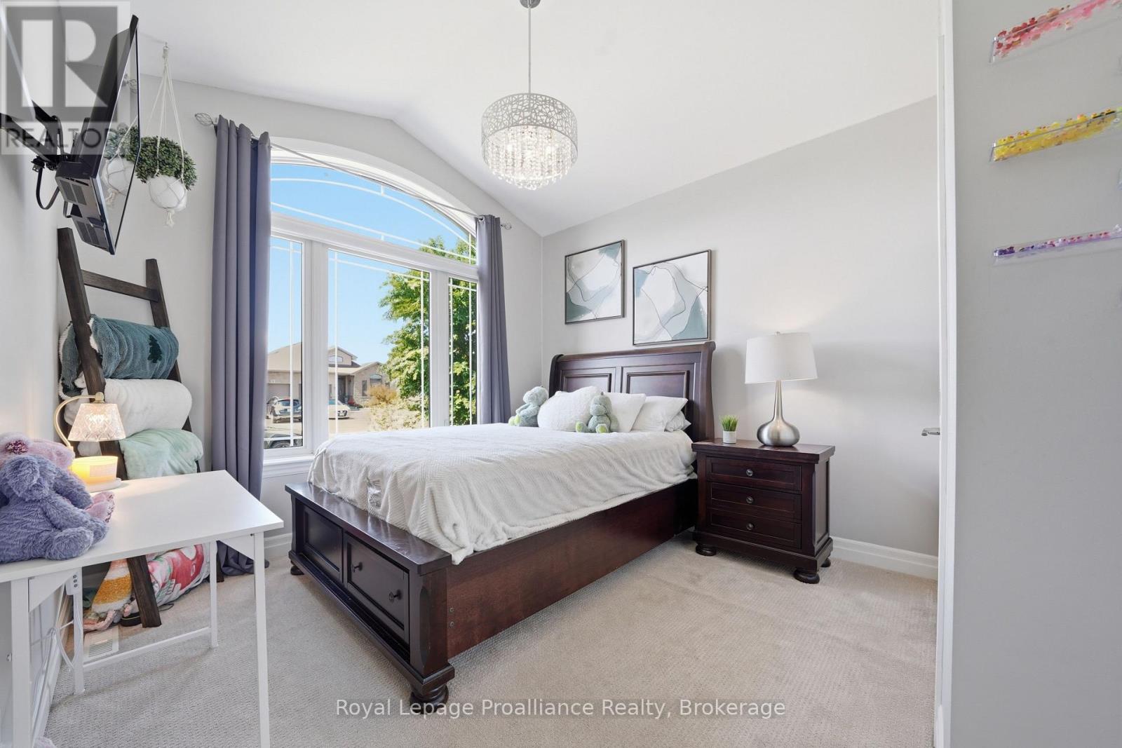 5 BEL AIR CRESCENT - 5