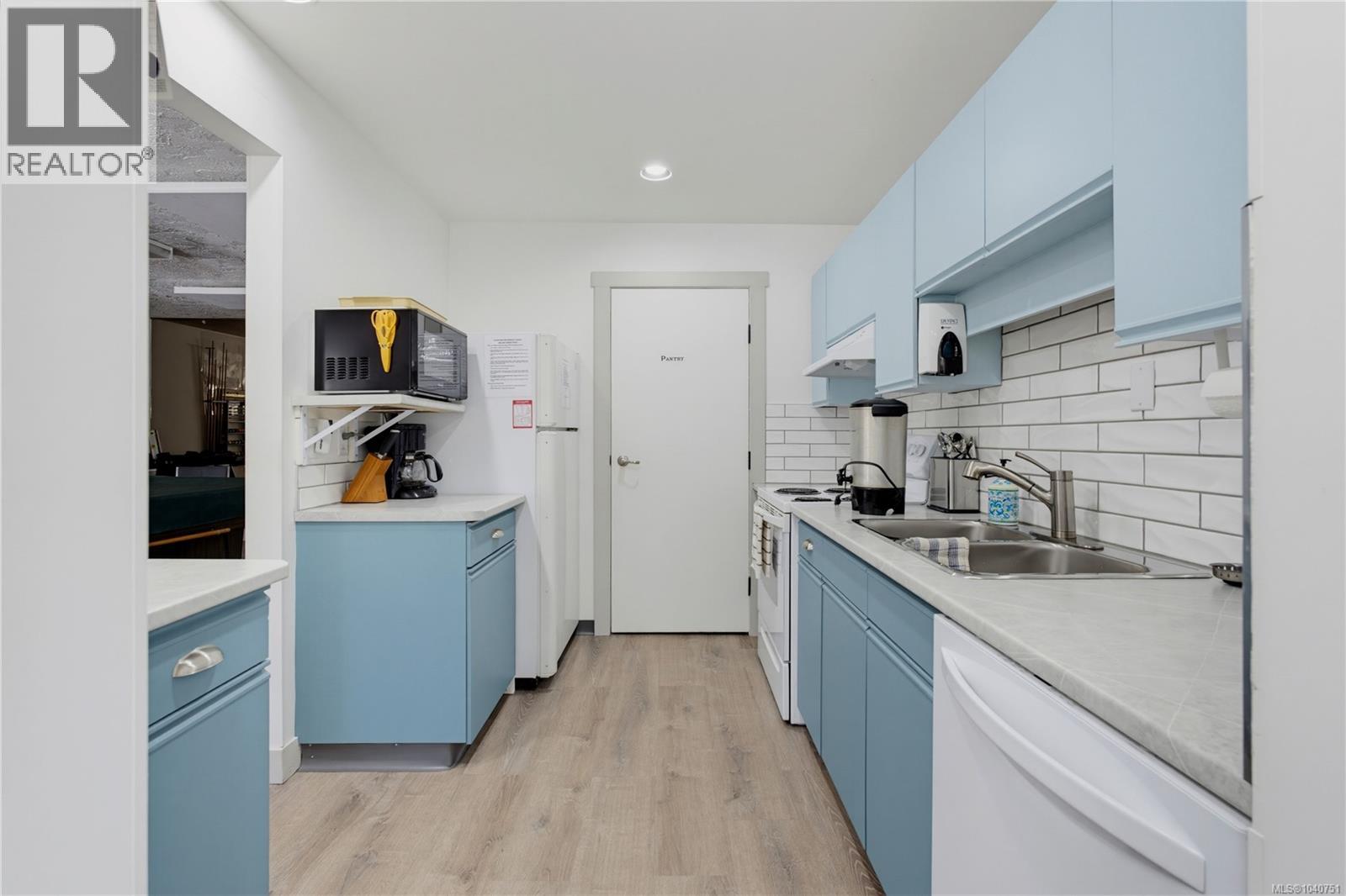 #24 2070 Amelia Ave - 33