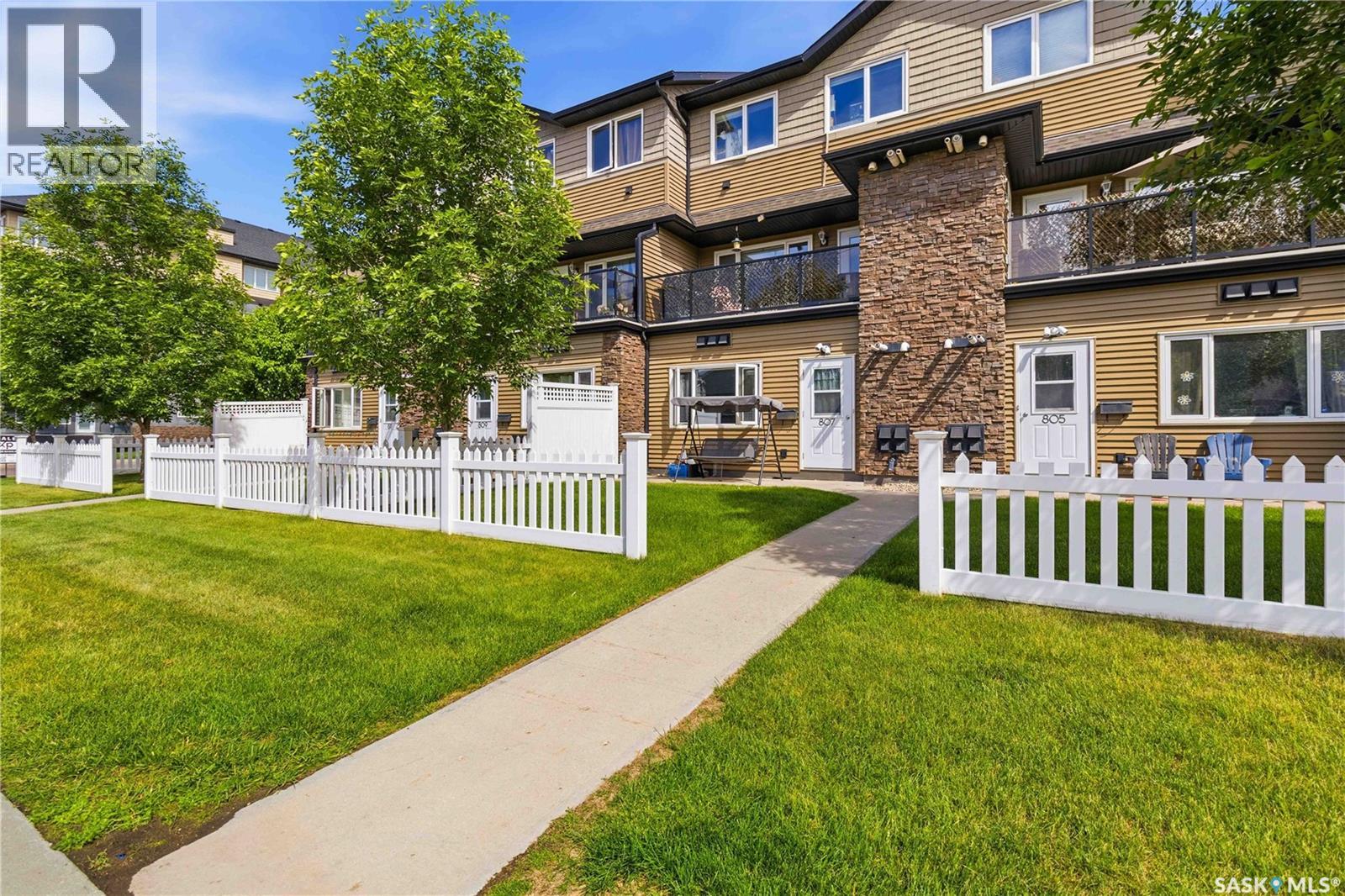 #807 110 Shillington CRESCENT - 1