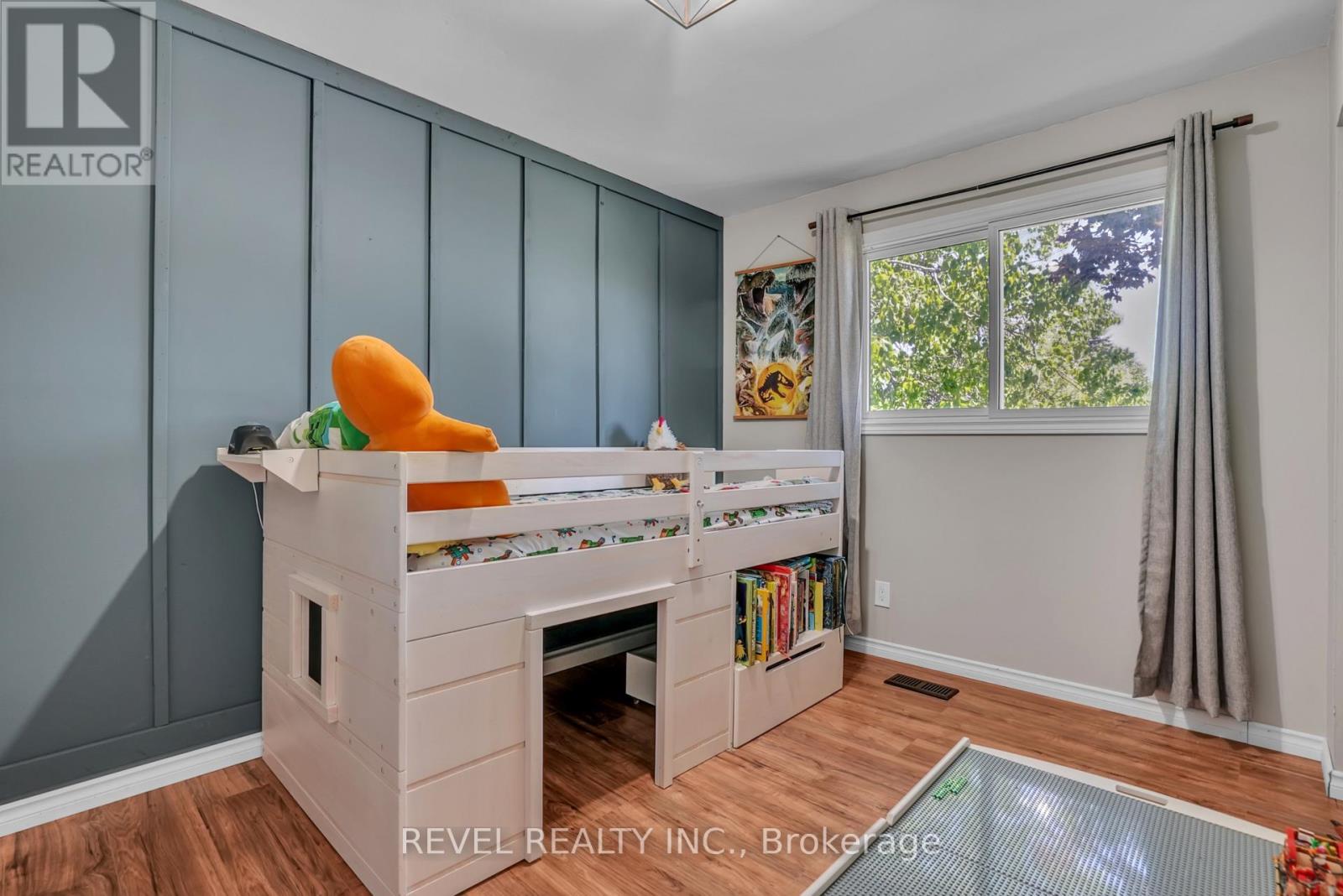 4 ROBBINS DRIVE - 18