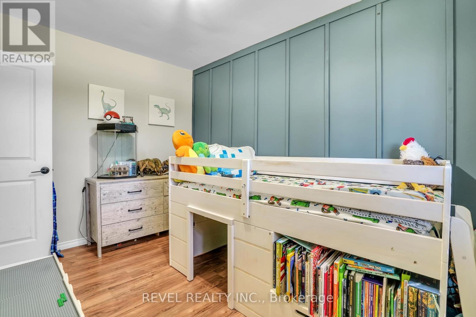 4 ROBBINS DRIVE - 19