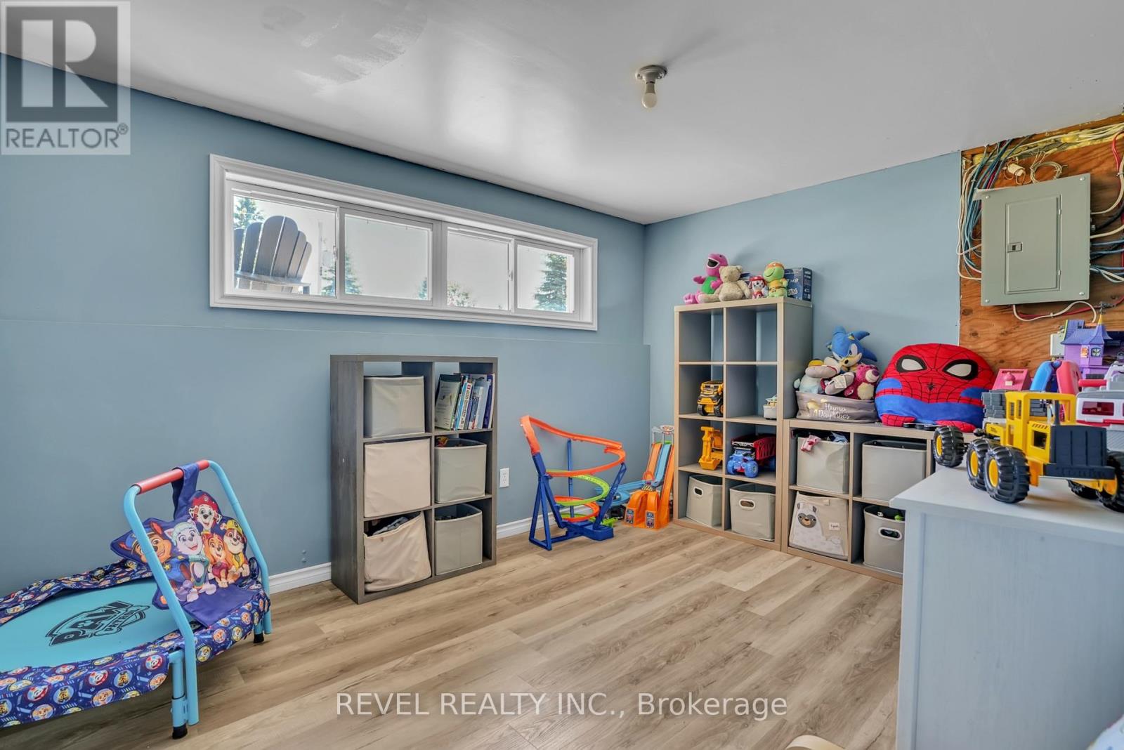 4 ROBBINS DRIVE - 21