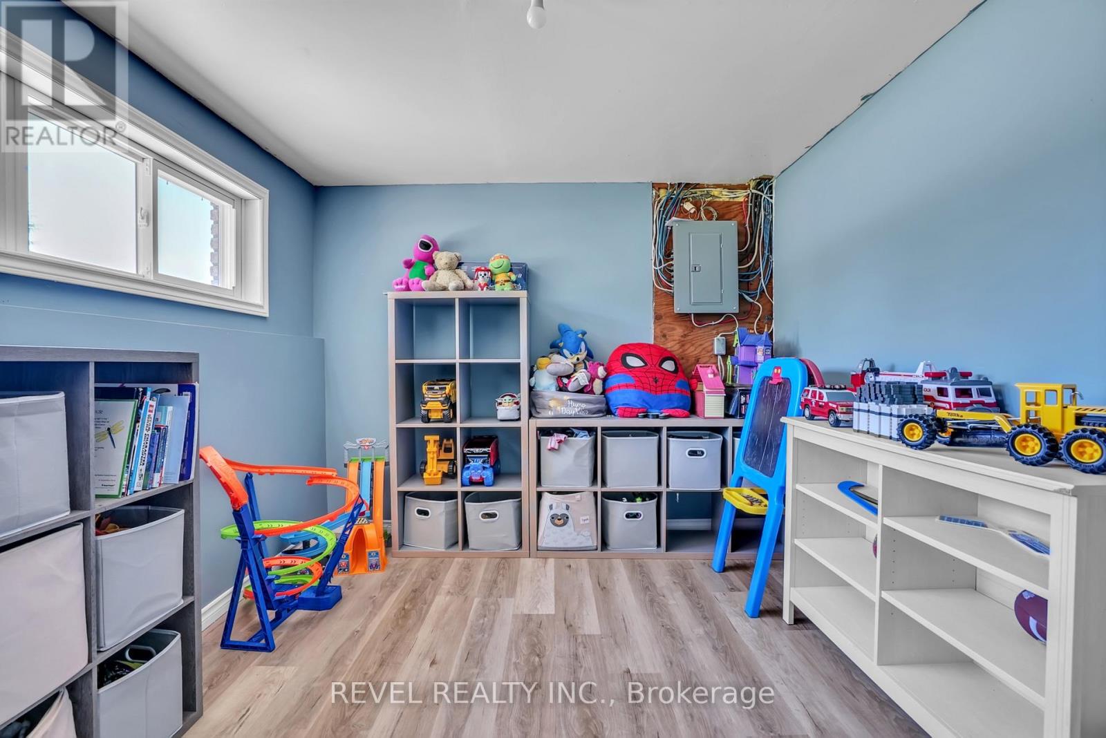 4 ROBBINS DRIVE - 22