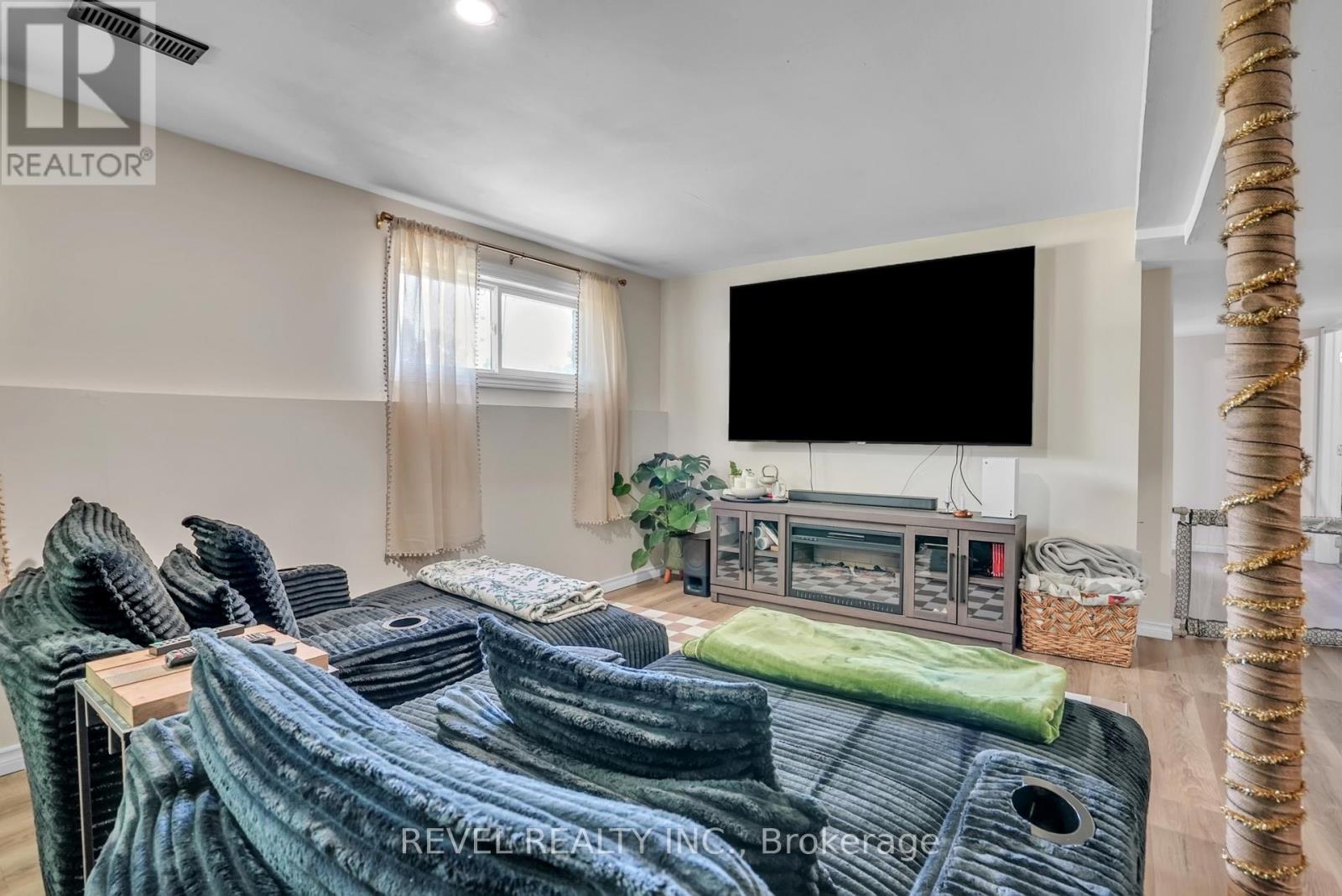 4 ROBBINS DRIVE - 23