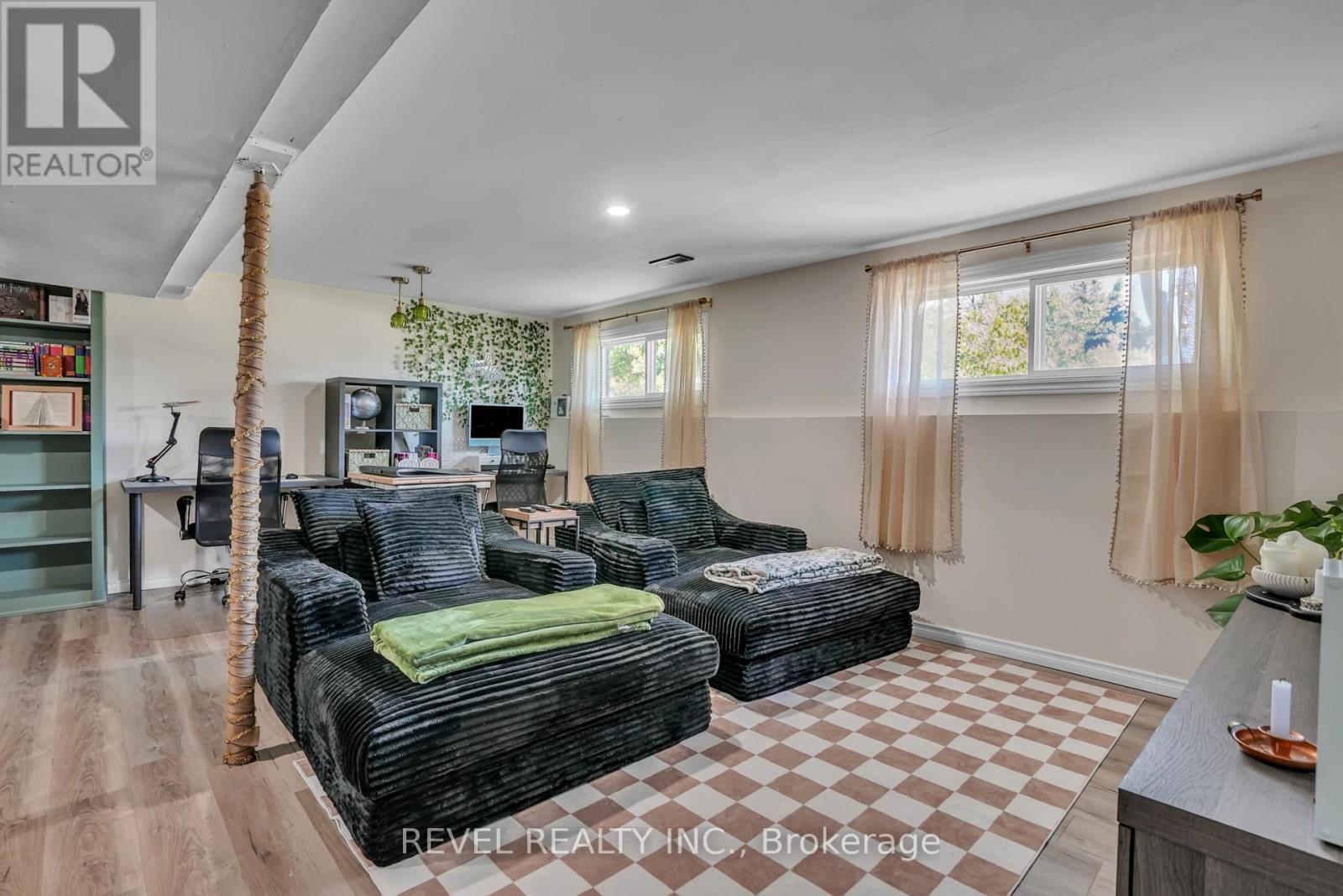 4 ROBBINS DRIVE - 24
