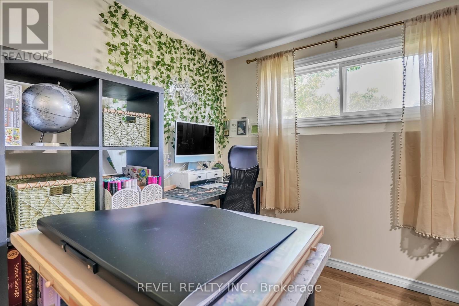 4 ROBBINS DRIVE - 25