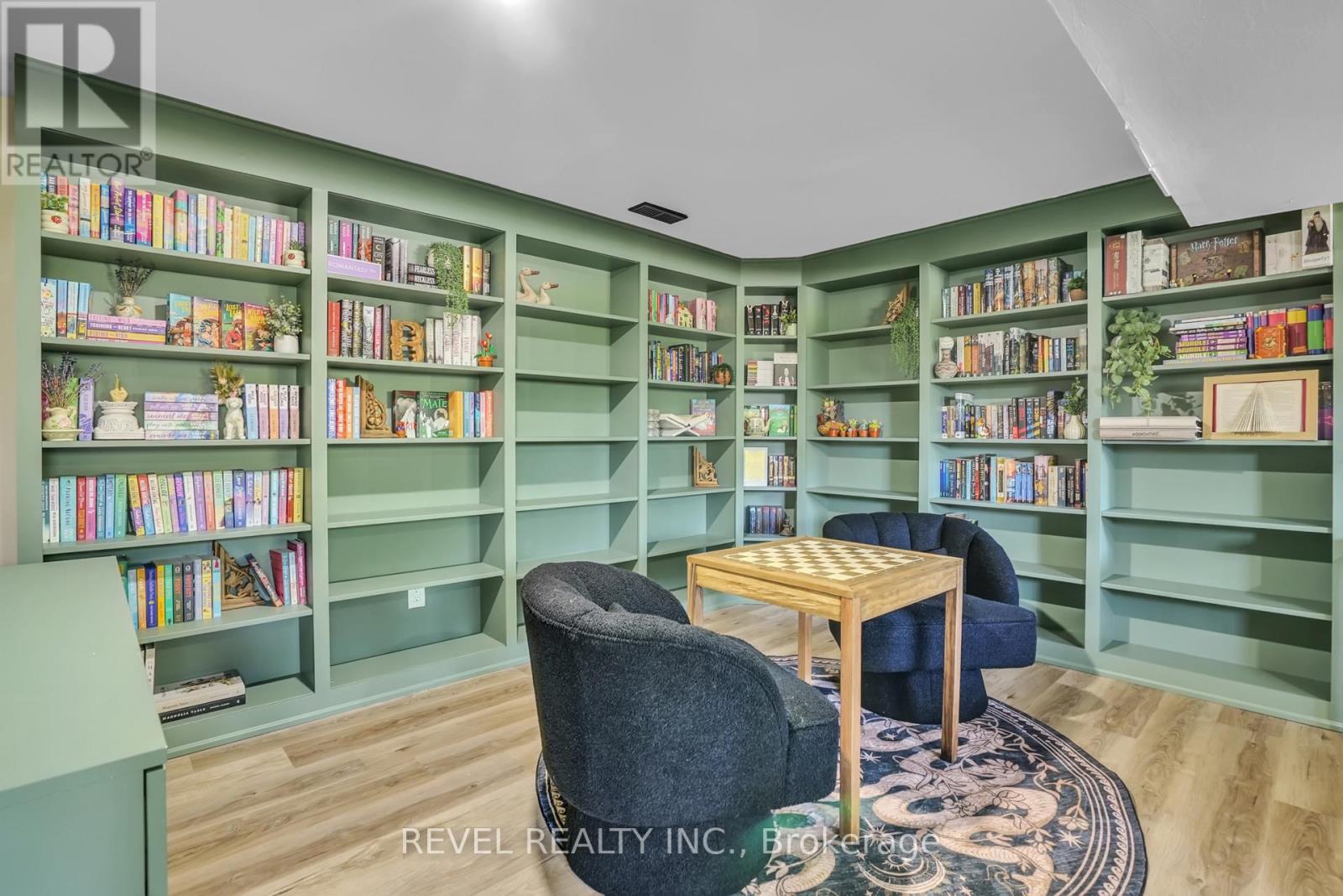 4 ROBBINS DRIVE - 27