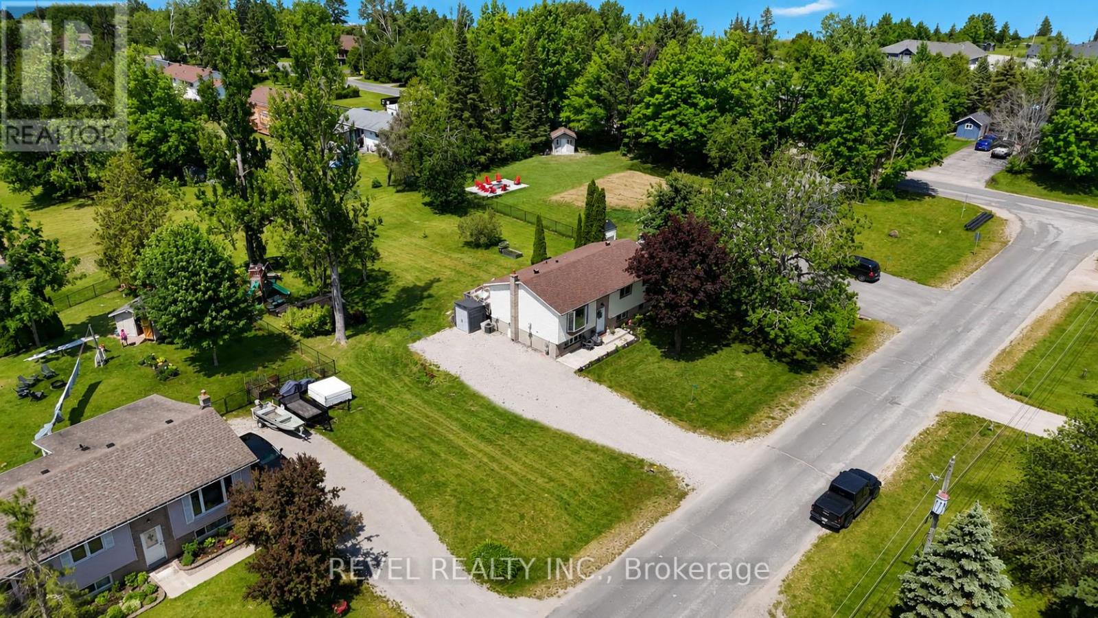 4 ROBBINS DRIVE - 32