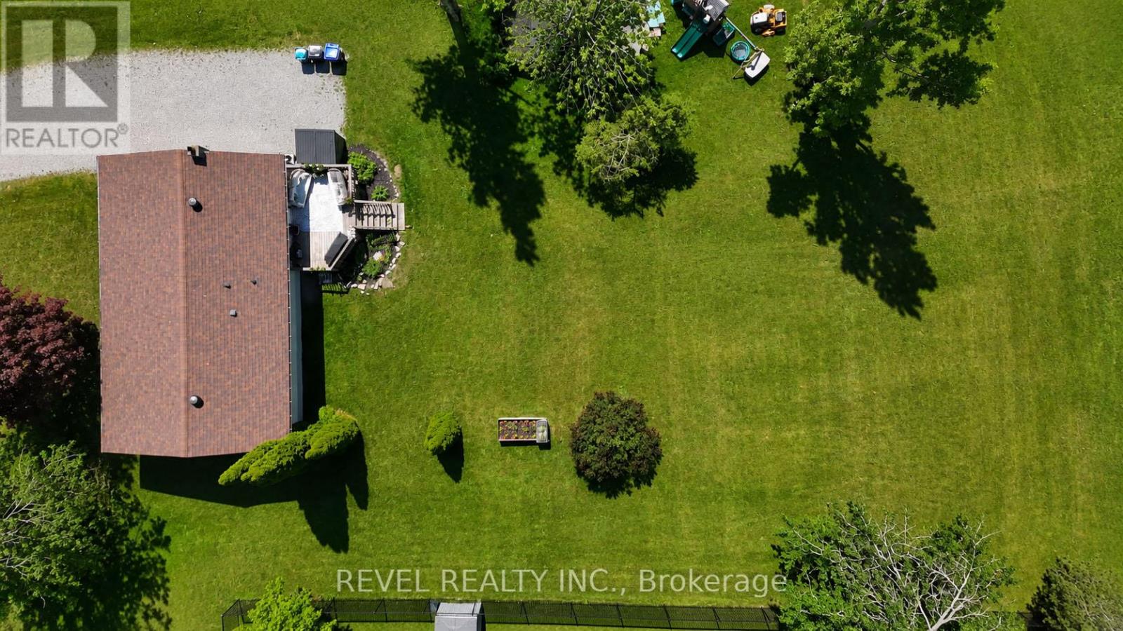 4 ROBBINS DRIVE - 33