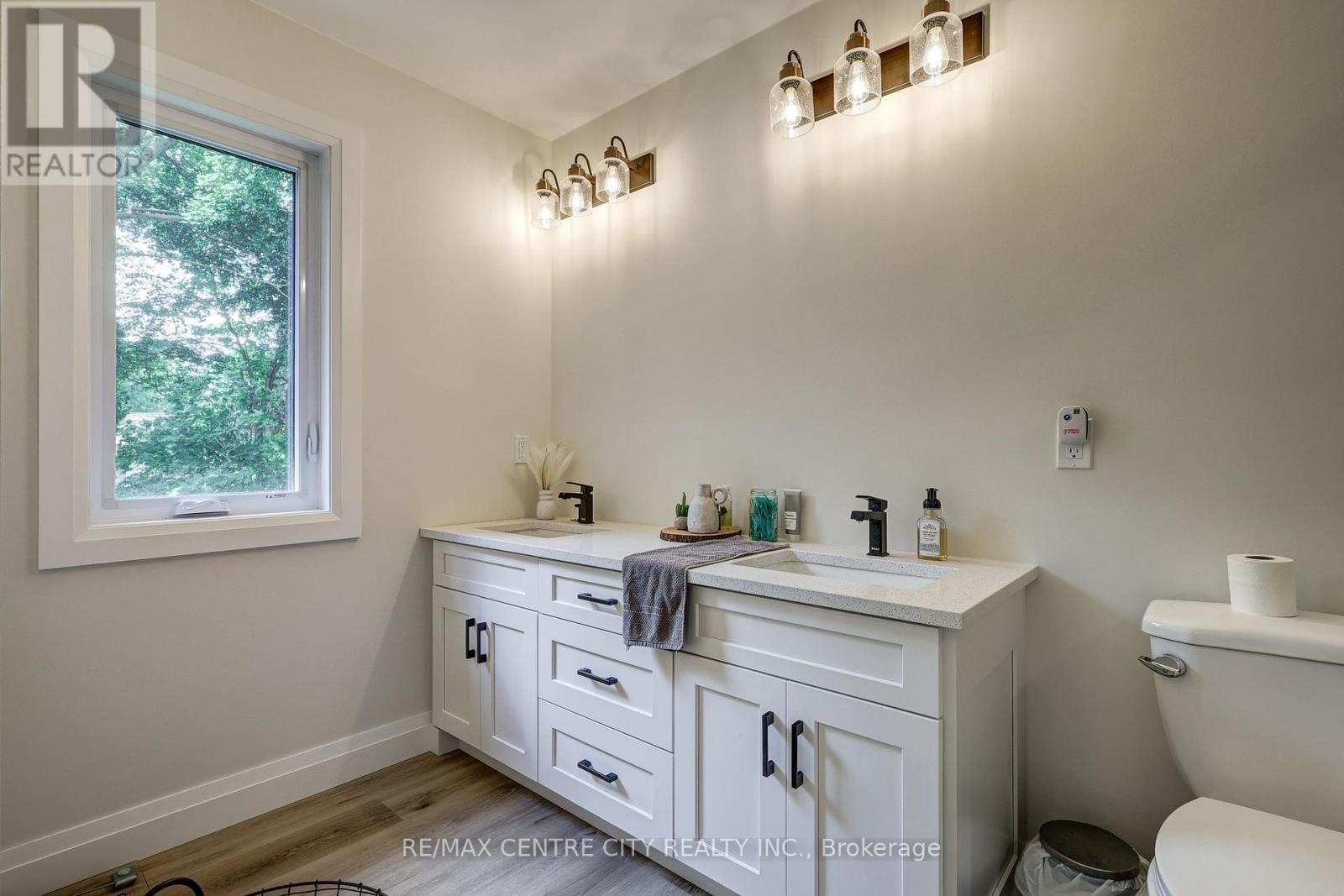9 DELEVAN CRESCENT - 16