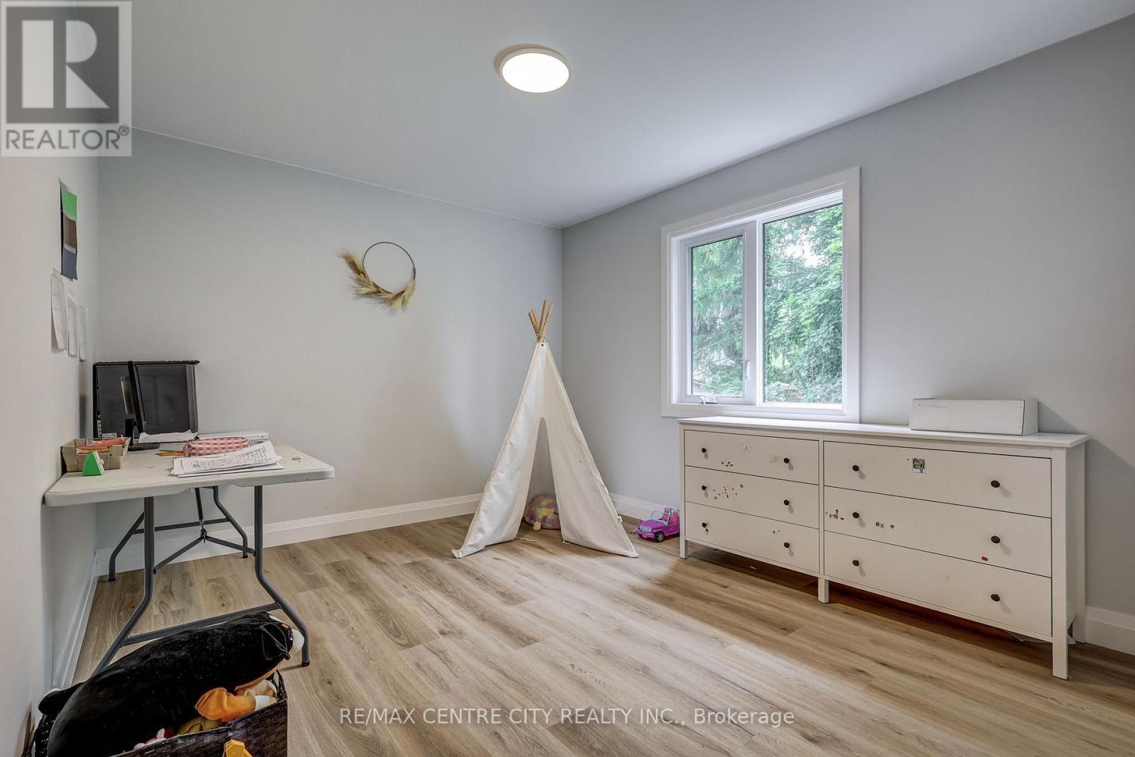 9 DELEVAN CRESCENT - 18