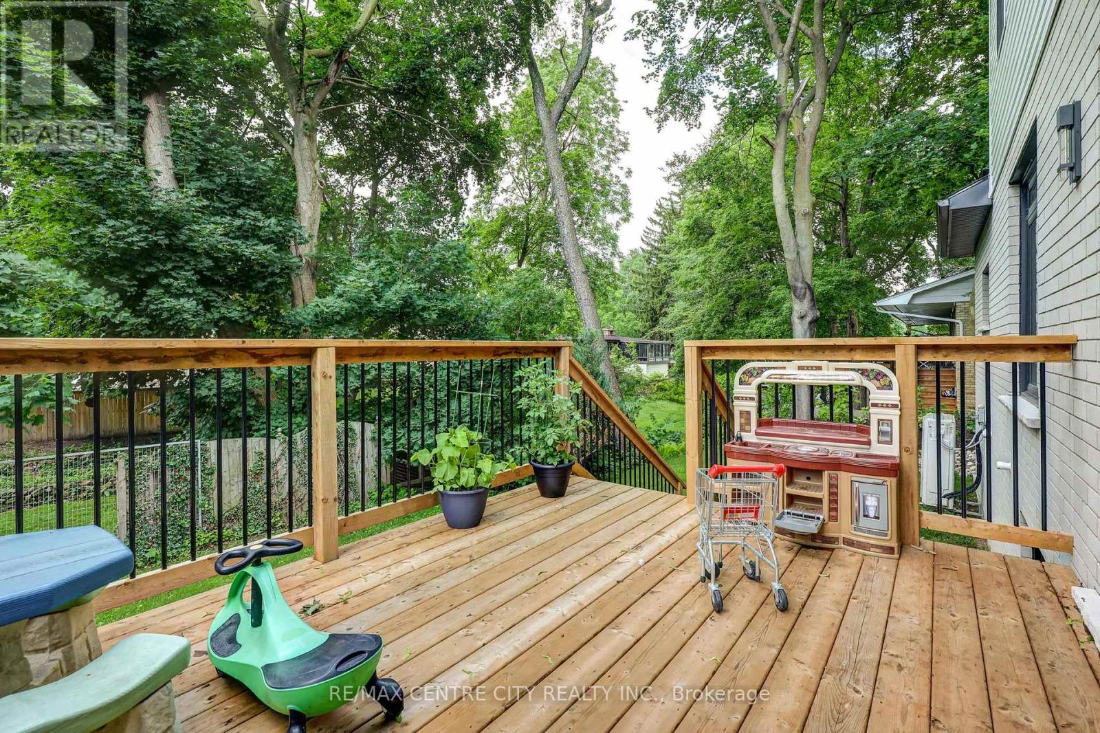 9 DELEVAN CRESCENT - 29