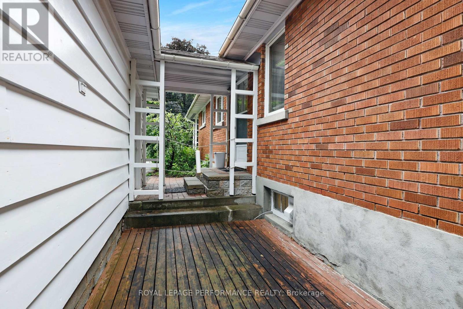 2061 FAIRBANKS AVENUE - 27