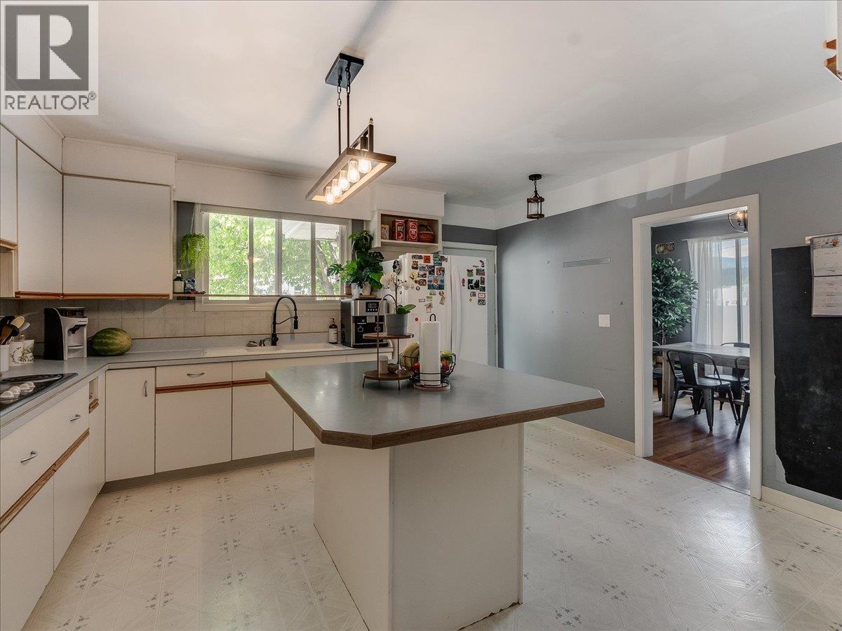 750 7th Avenue - 24