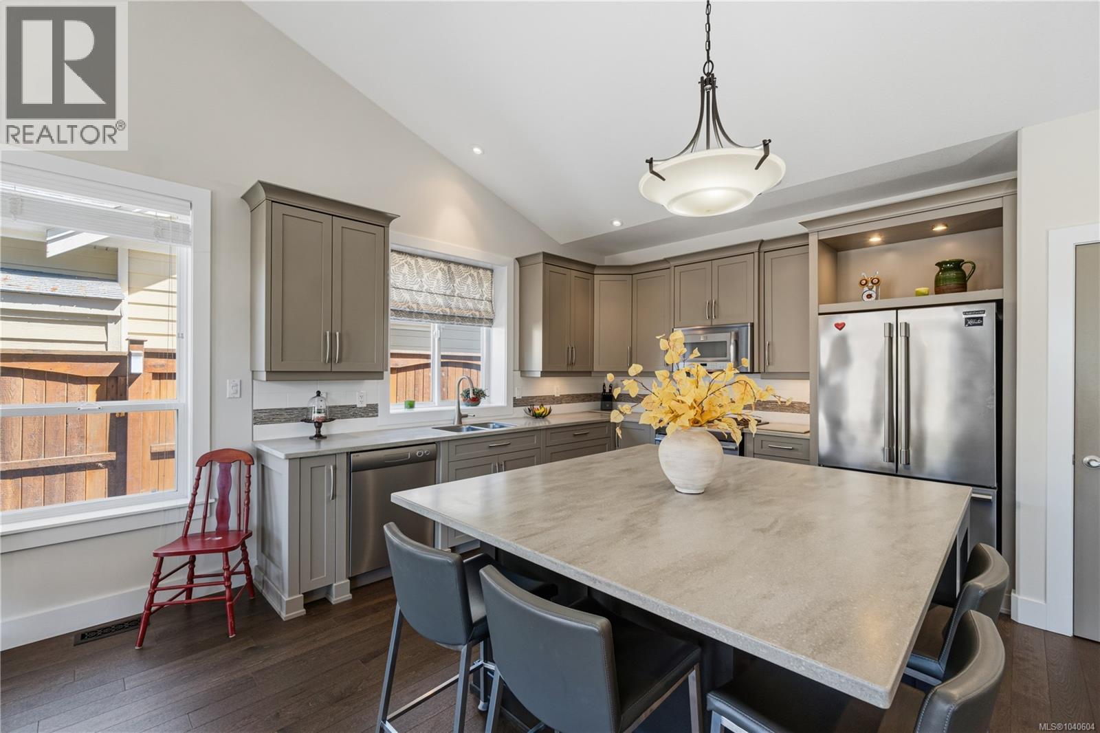 736 Temple St - 5