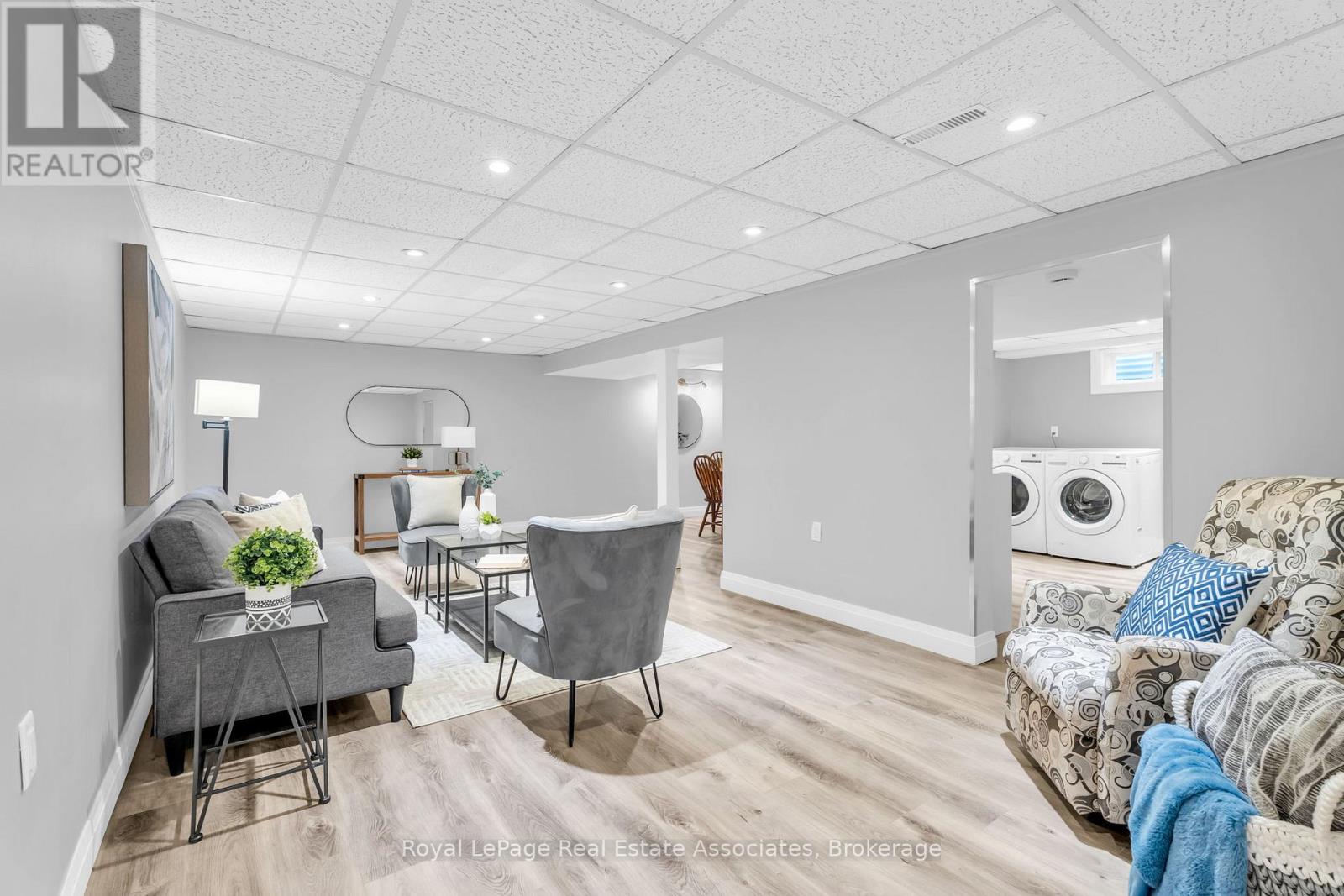 182 REXWAY DRIVE - 32