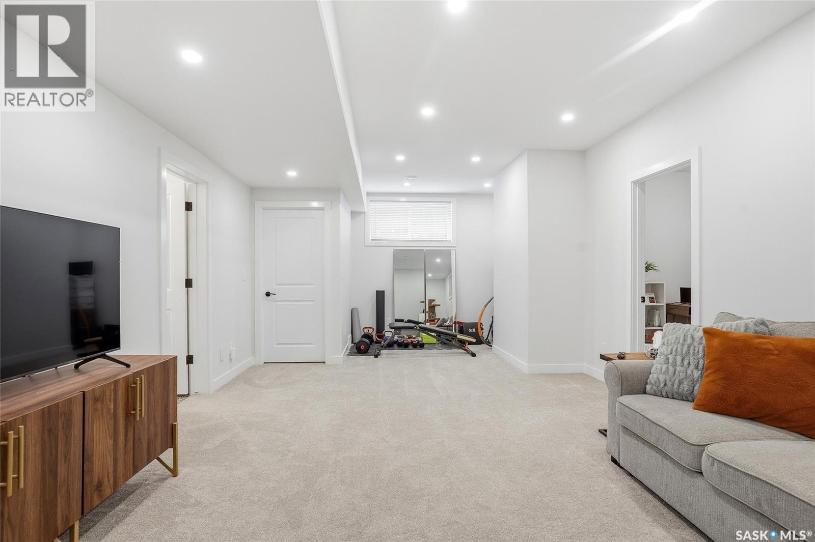 606 Pichler CRESCENT — photo 34