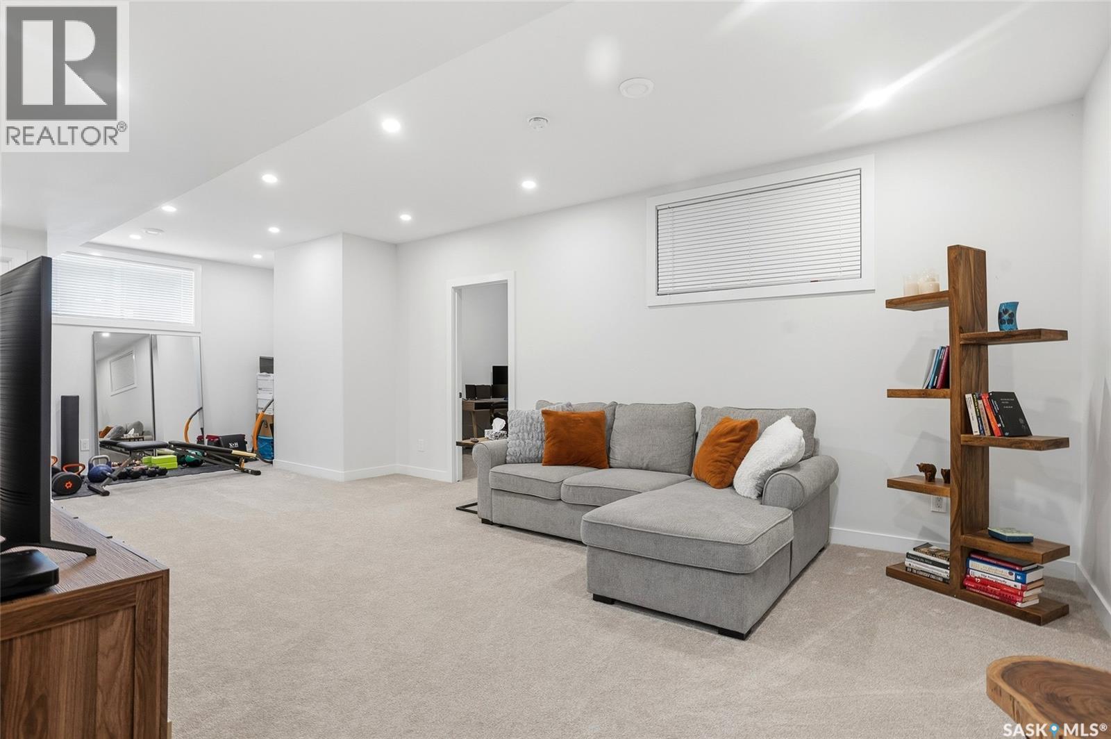 606 Pichler CRESCENT — photo 33