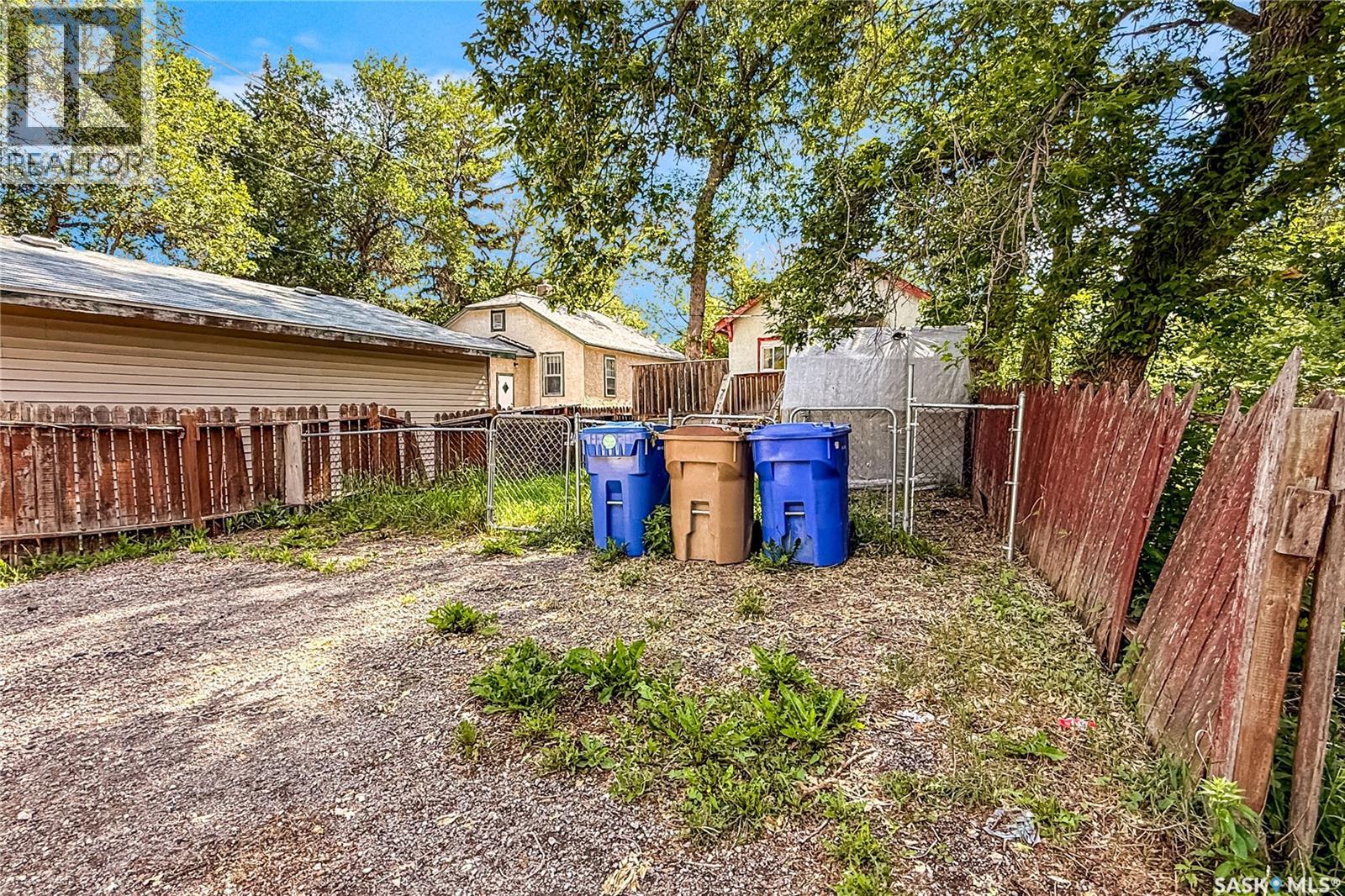 1132 QUEEN STREET - 11