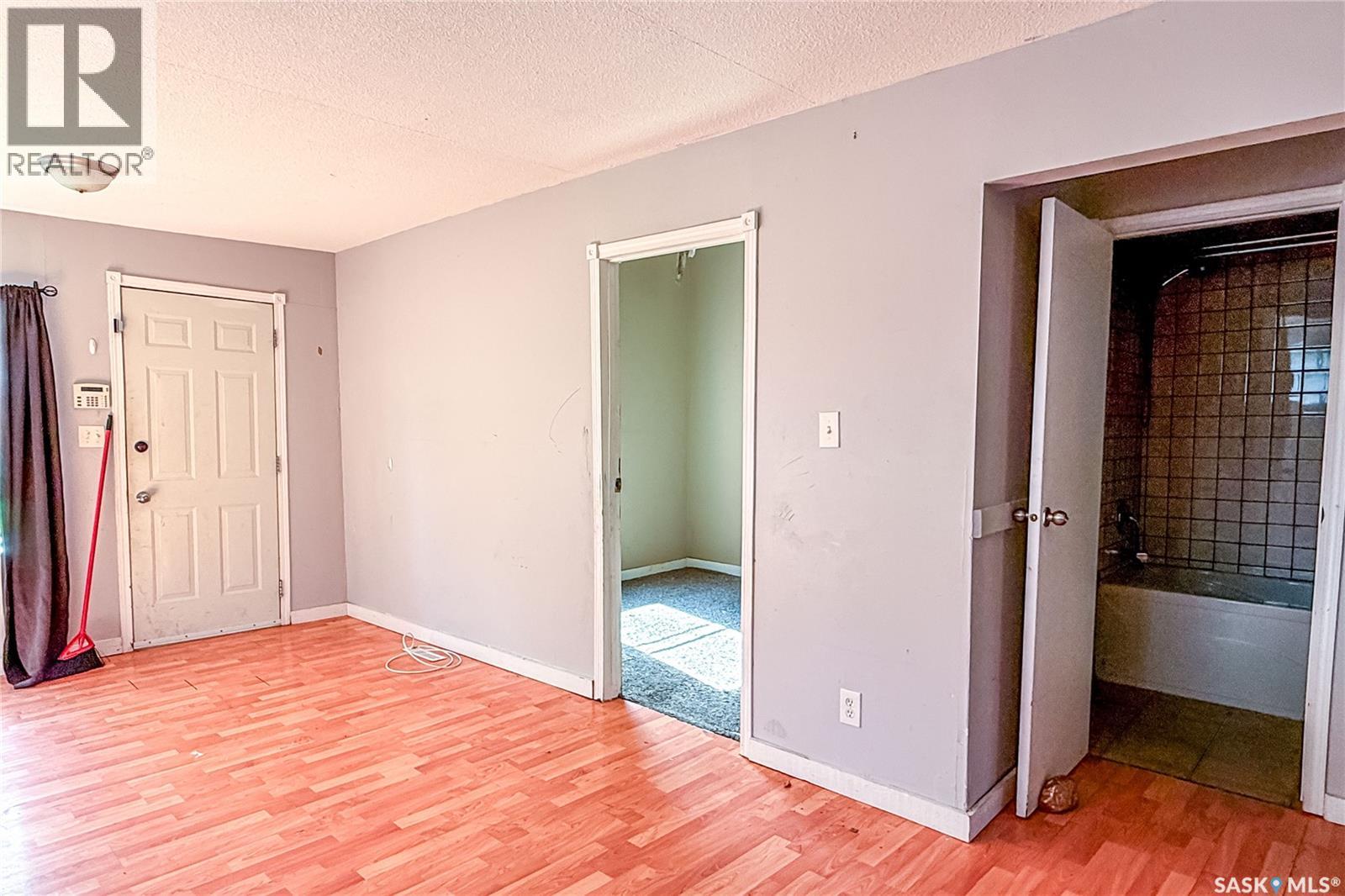1132 QUEEN STREET - 6