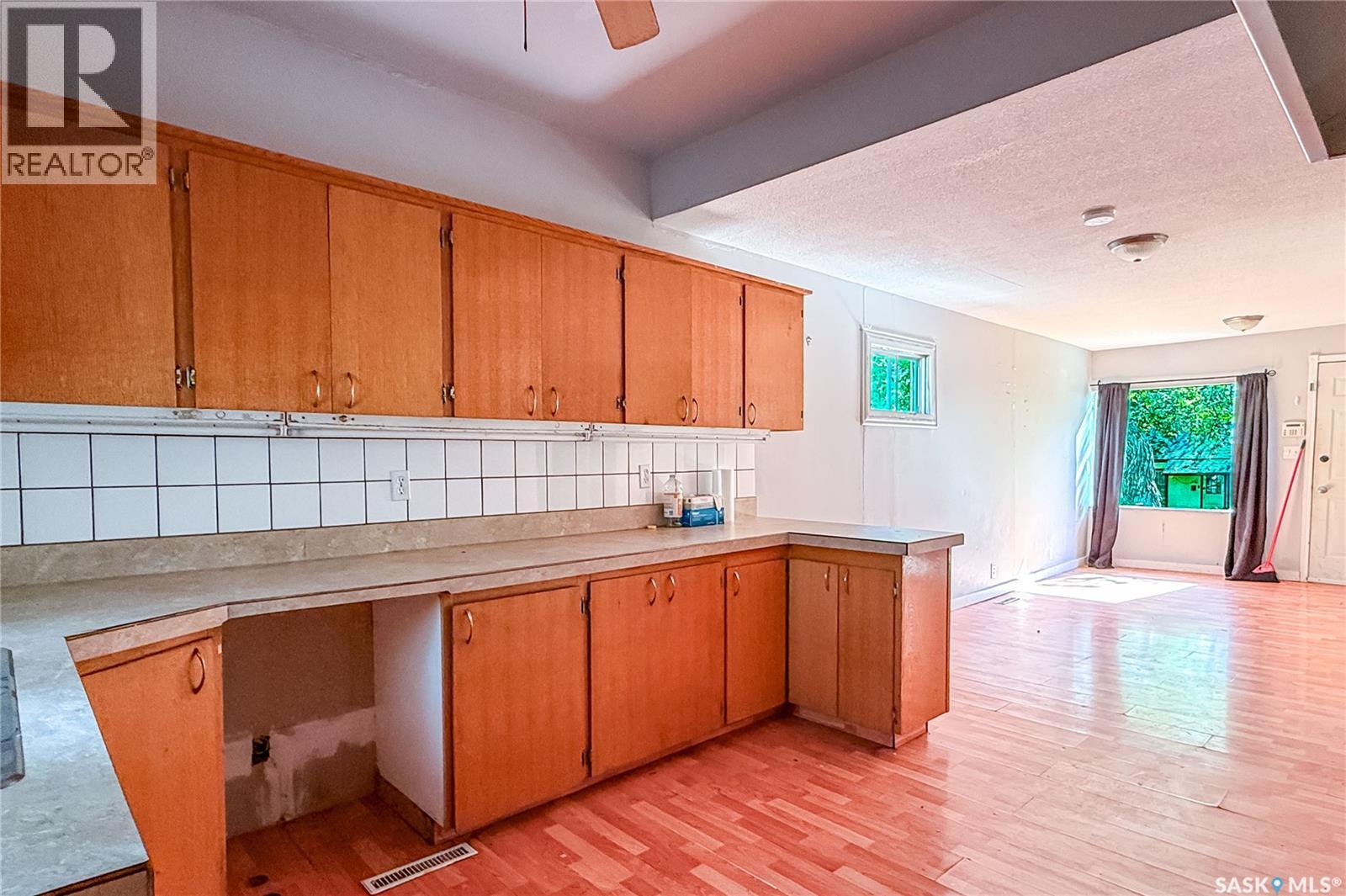 1132 QUEEN STREET - 7