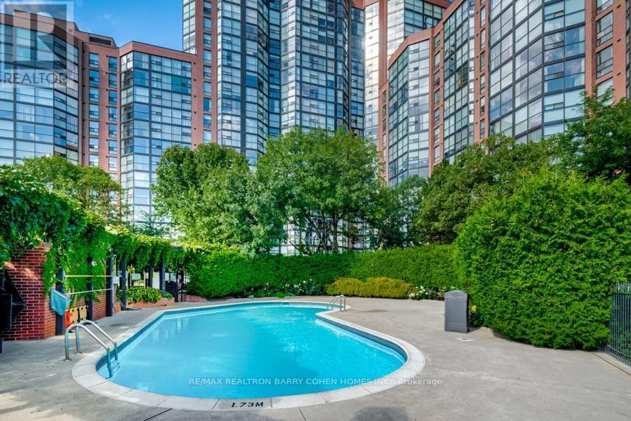 #303 725 KING STREET W - 35