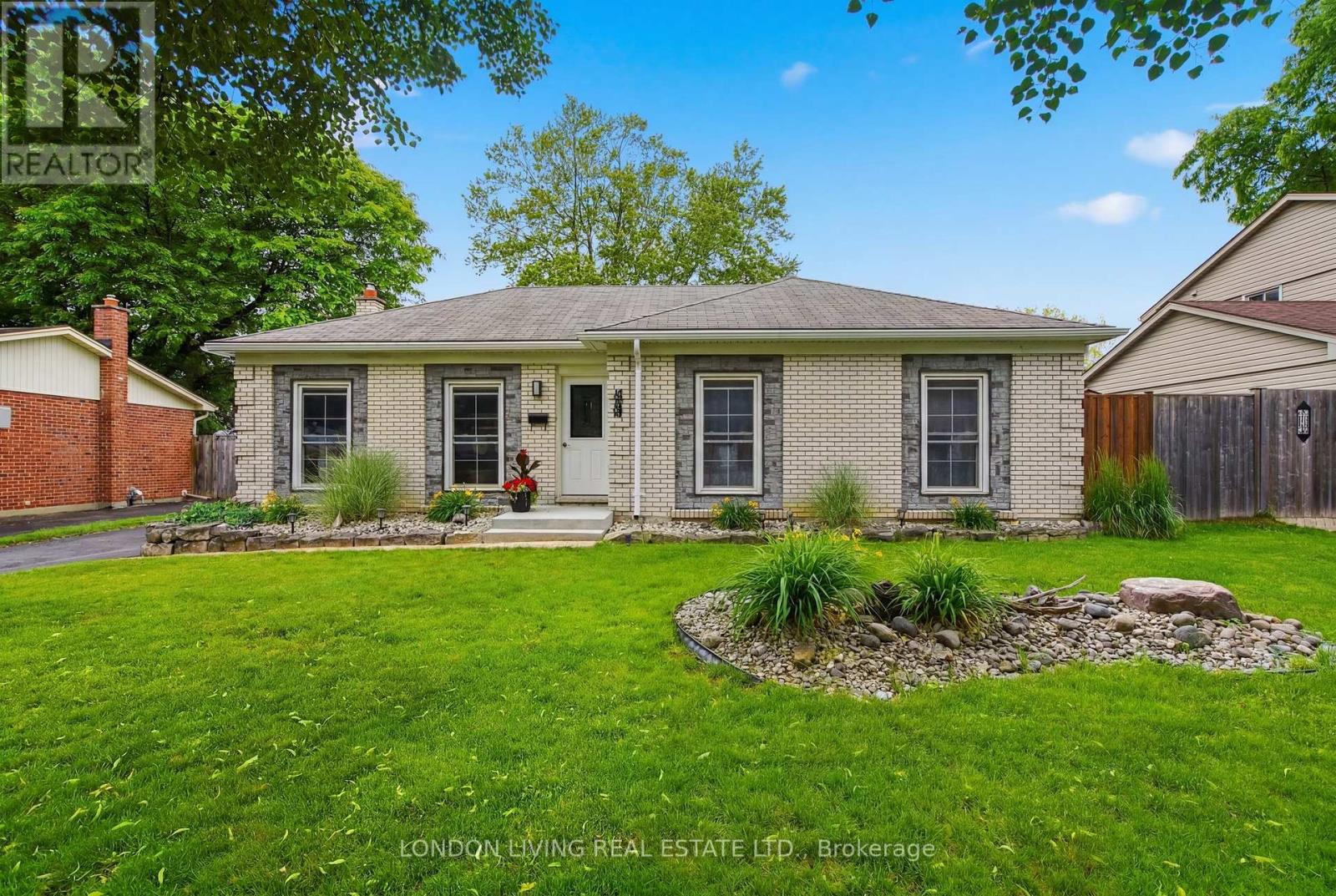 1400 STONEYBROOK CRESCENT - 1