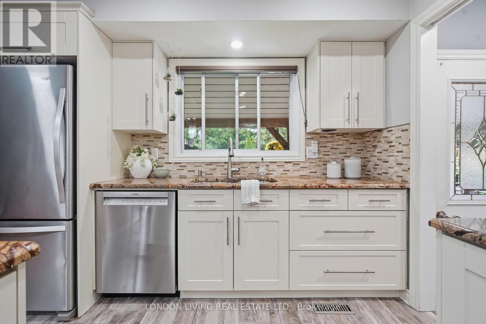 1400 STONEYBROOK CRESCENT - 15