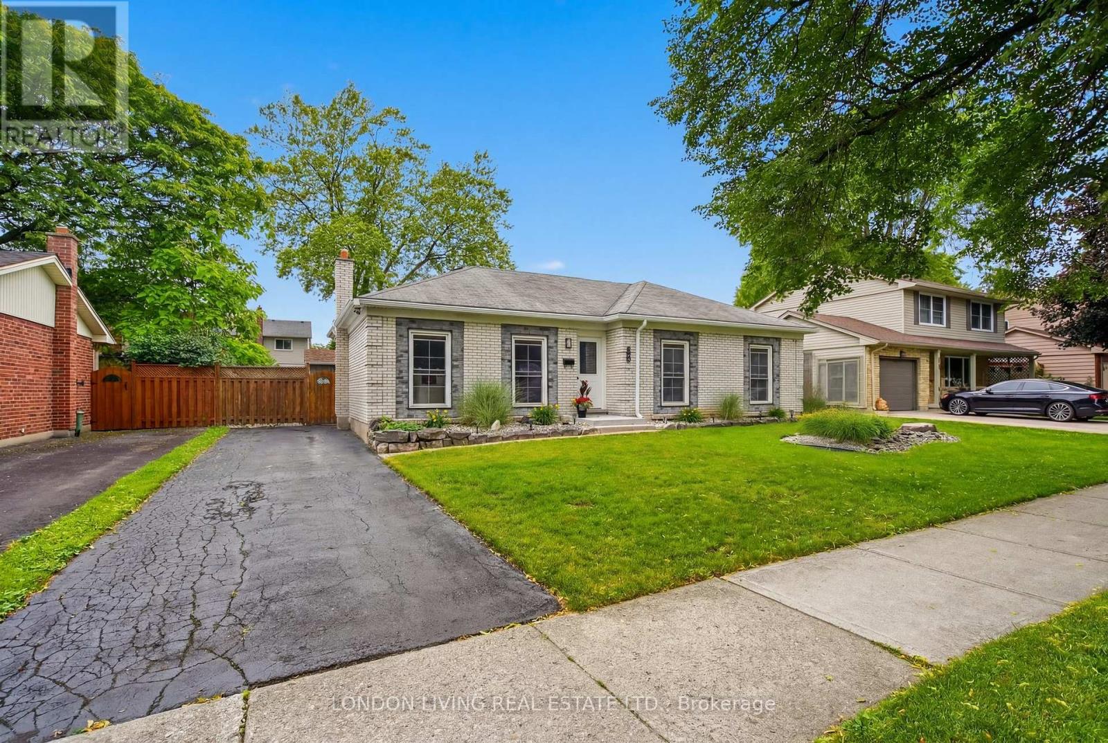 1400 STONEYBROOK CRESCENT - 2