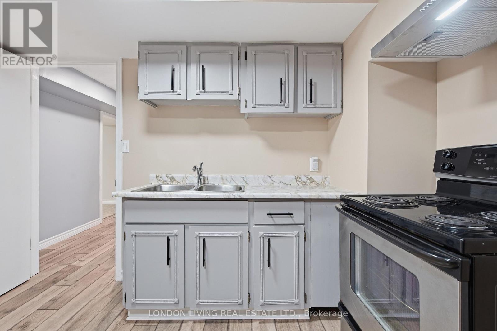 1400 STONEYBROOK CRESCENT - 25