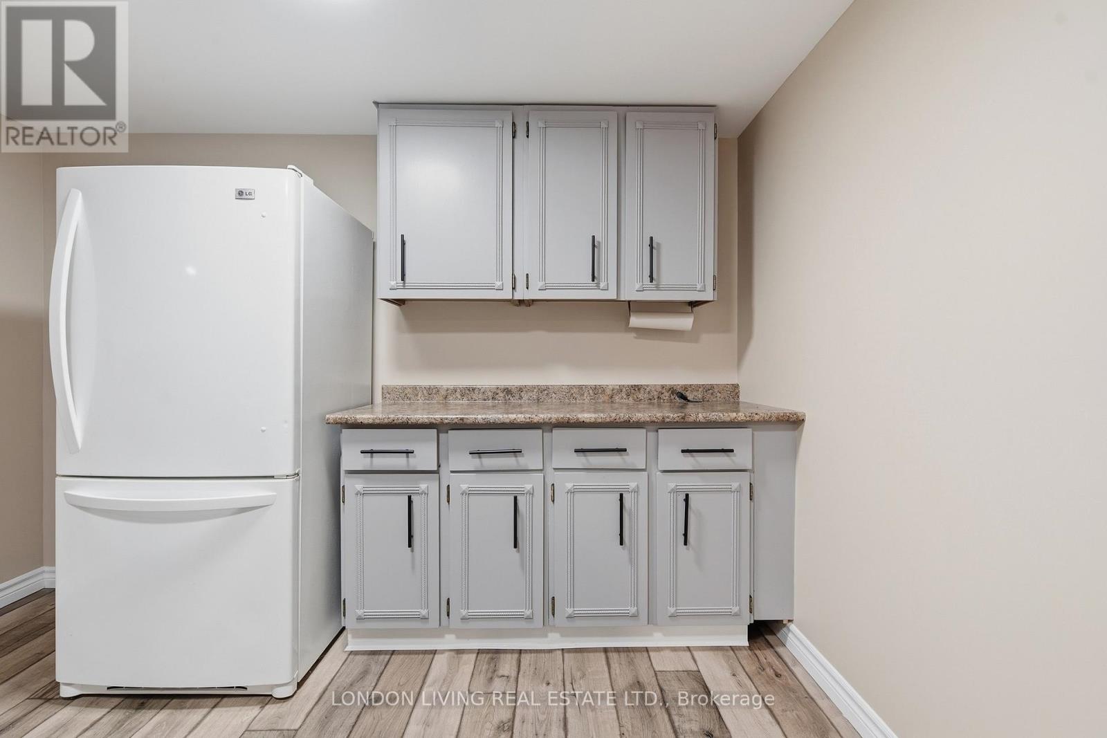 1400 STONEYBROOK CRESCENT - 26