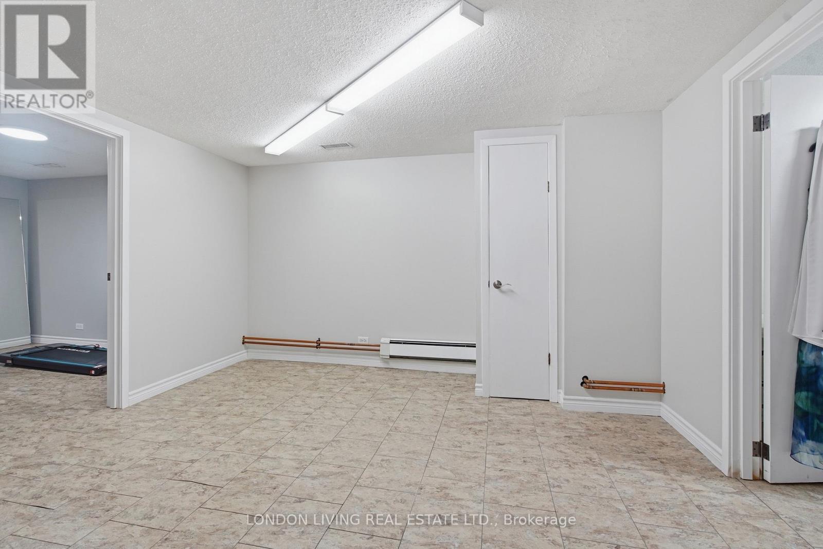 1400 STONEYBROOK CRESCENT - 27