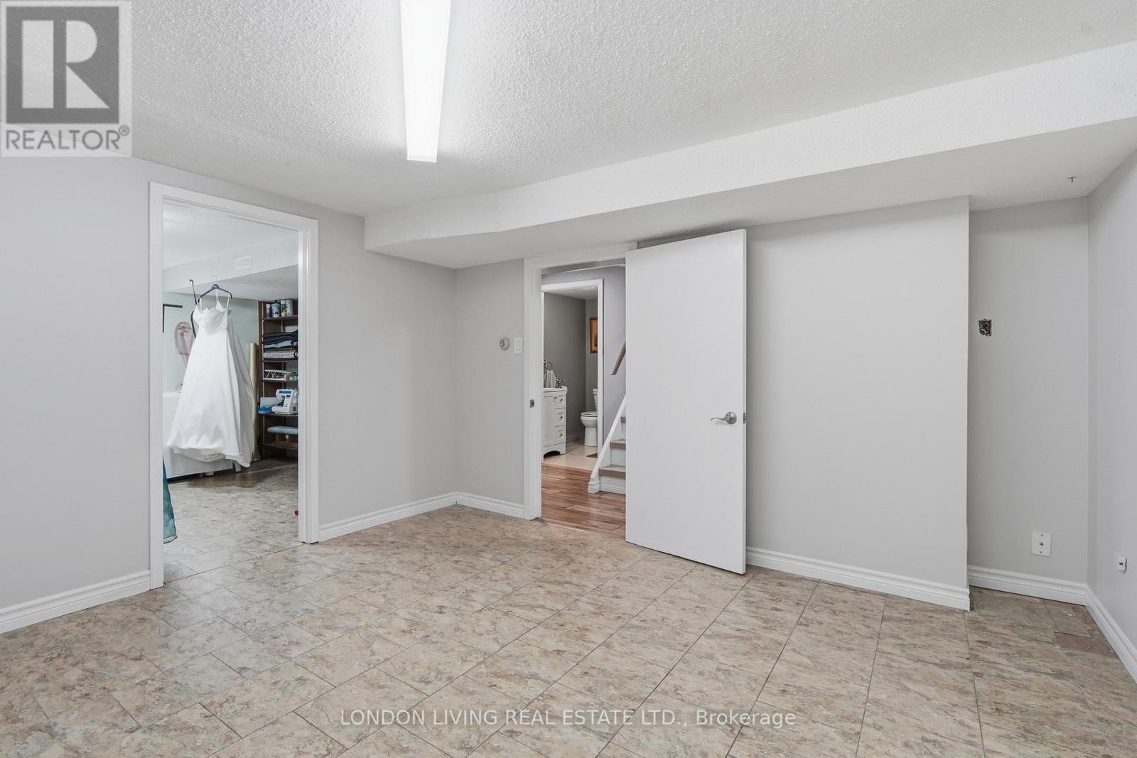 1400 STONEYBROOK CRESCENT - 28