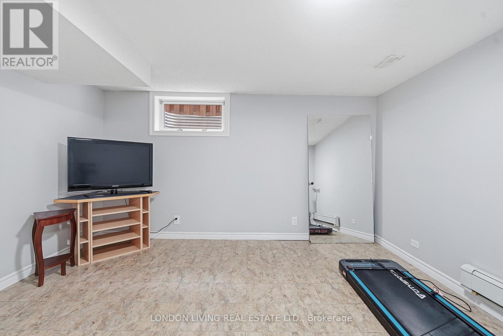 1400 STONEYBROOK CRESCENT - 29