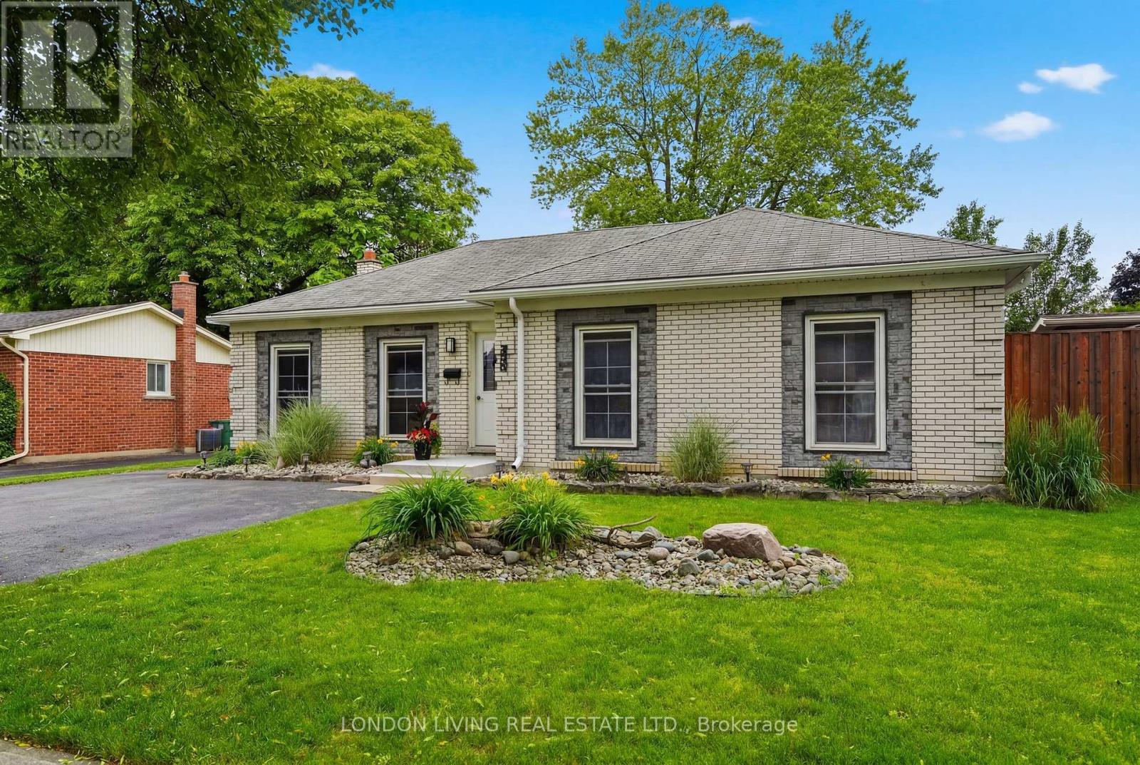 1400 STONEYBROOK CRESCENT - 3