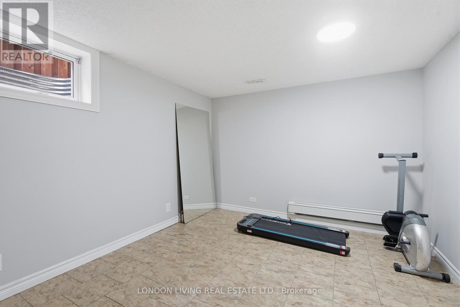 1400 STONEYBROOK CRESCENT - 30