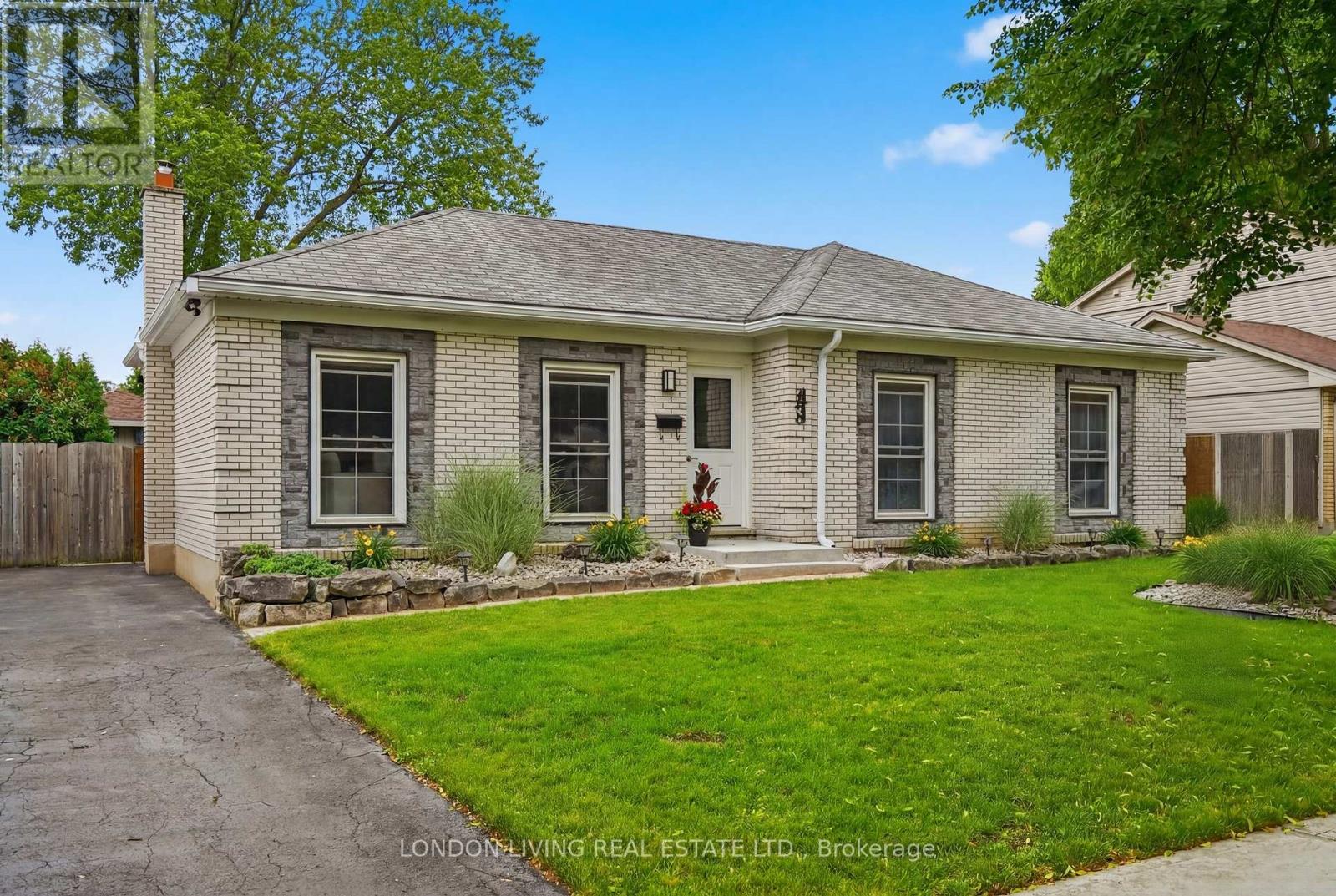1400 STONEYBROOK CRESCENT - 4
