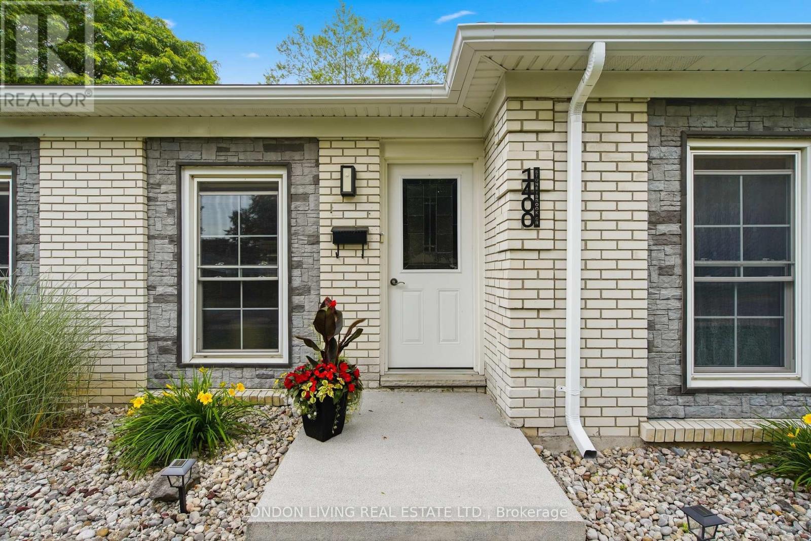 1400 STONEYBROOK CRESCENT - 5