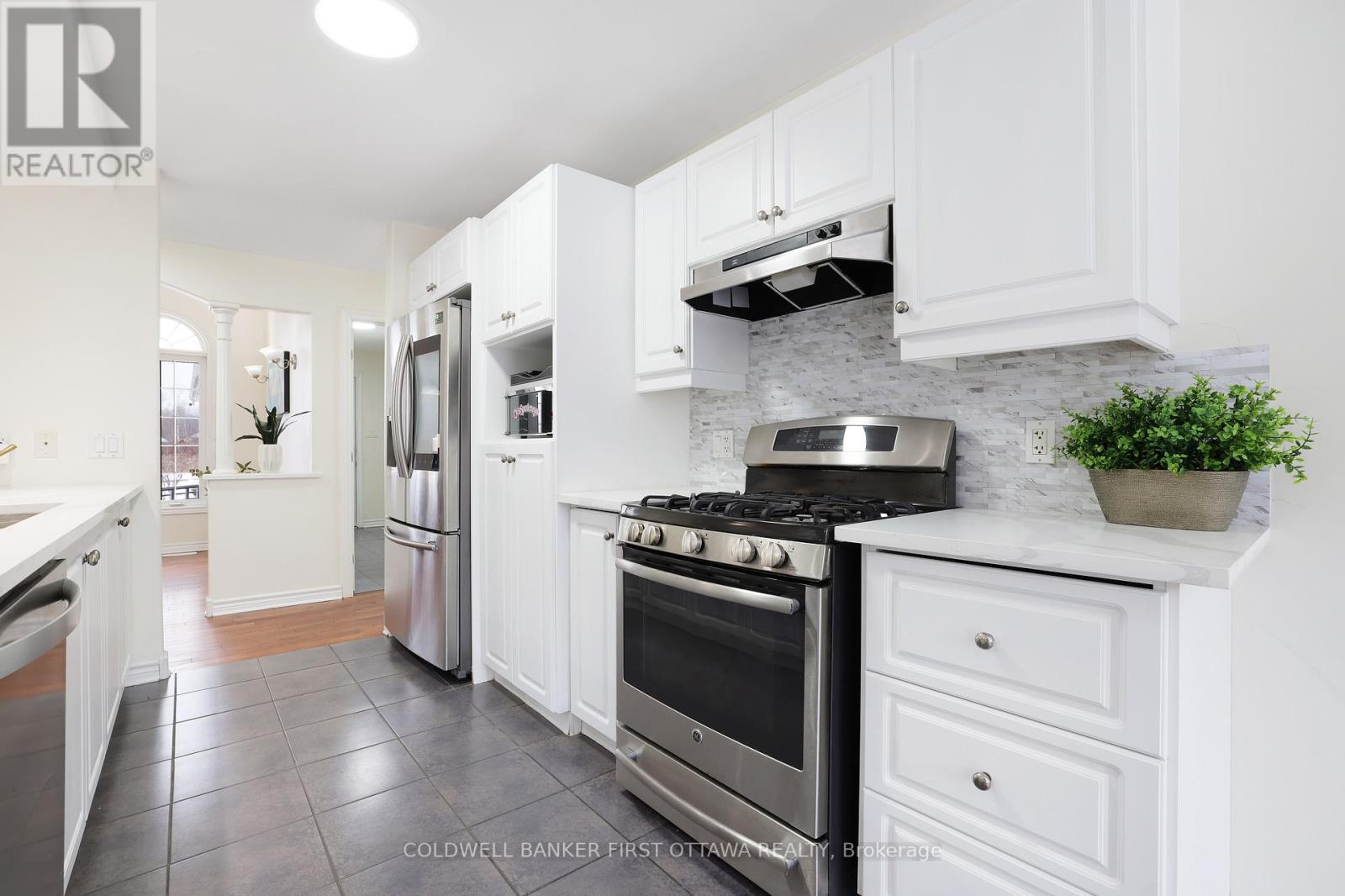 11 RIDEAU CROSSING CRESCENT - 9
