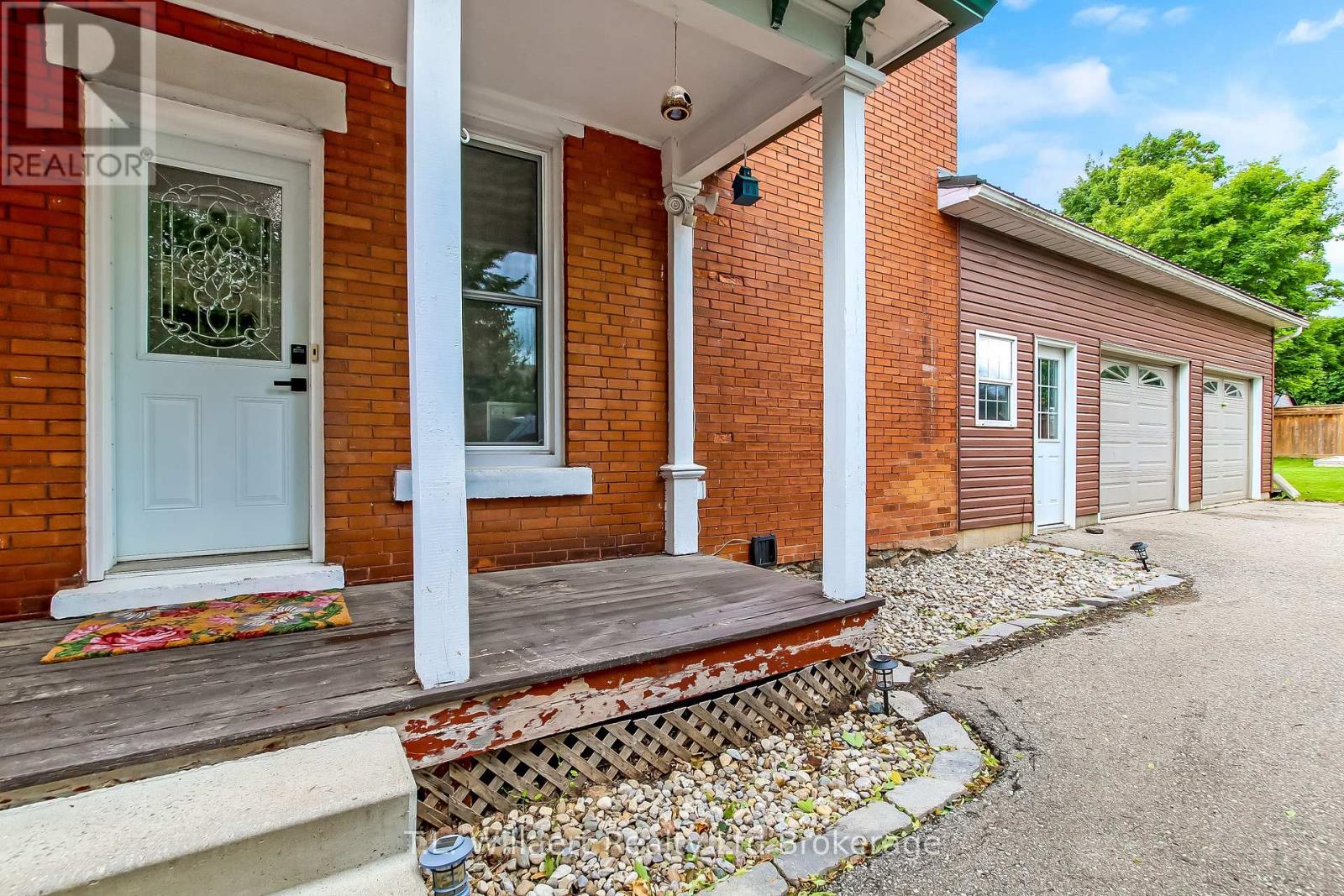 33 MAIN STREET E - Image 18