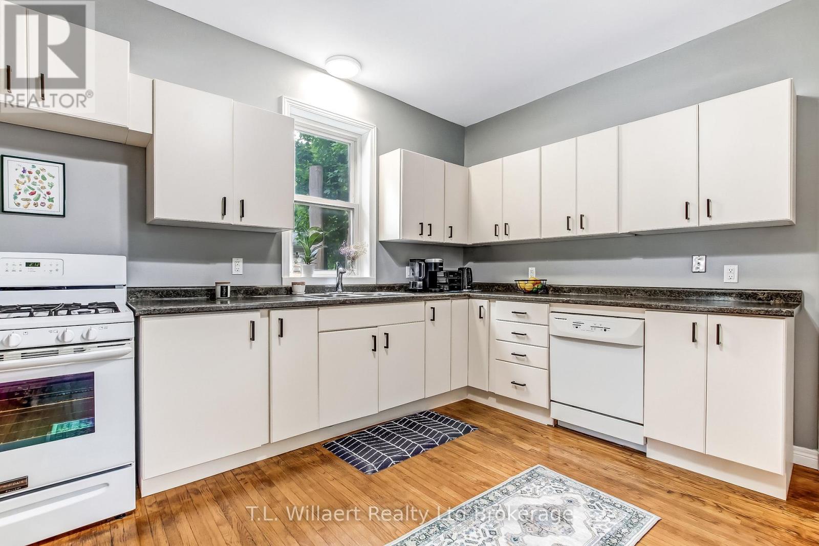 33 MAIN STREET E - Image 9