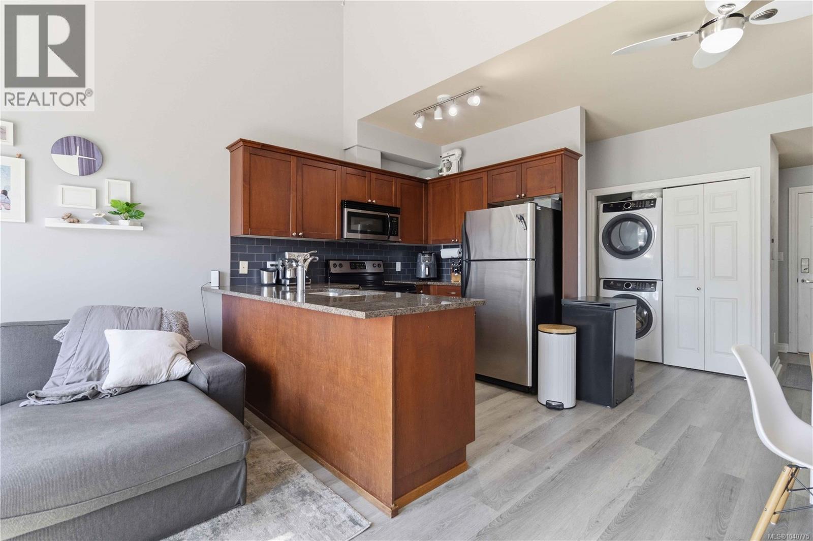 #413 866 Goldstream Ave - 10