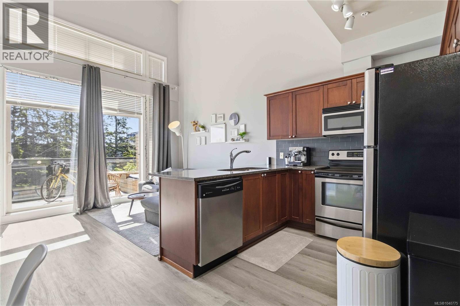 #413 866 Goldstream Ave - 11