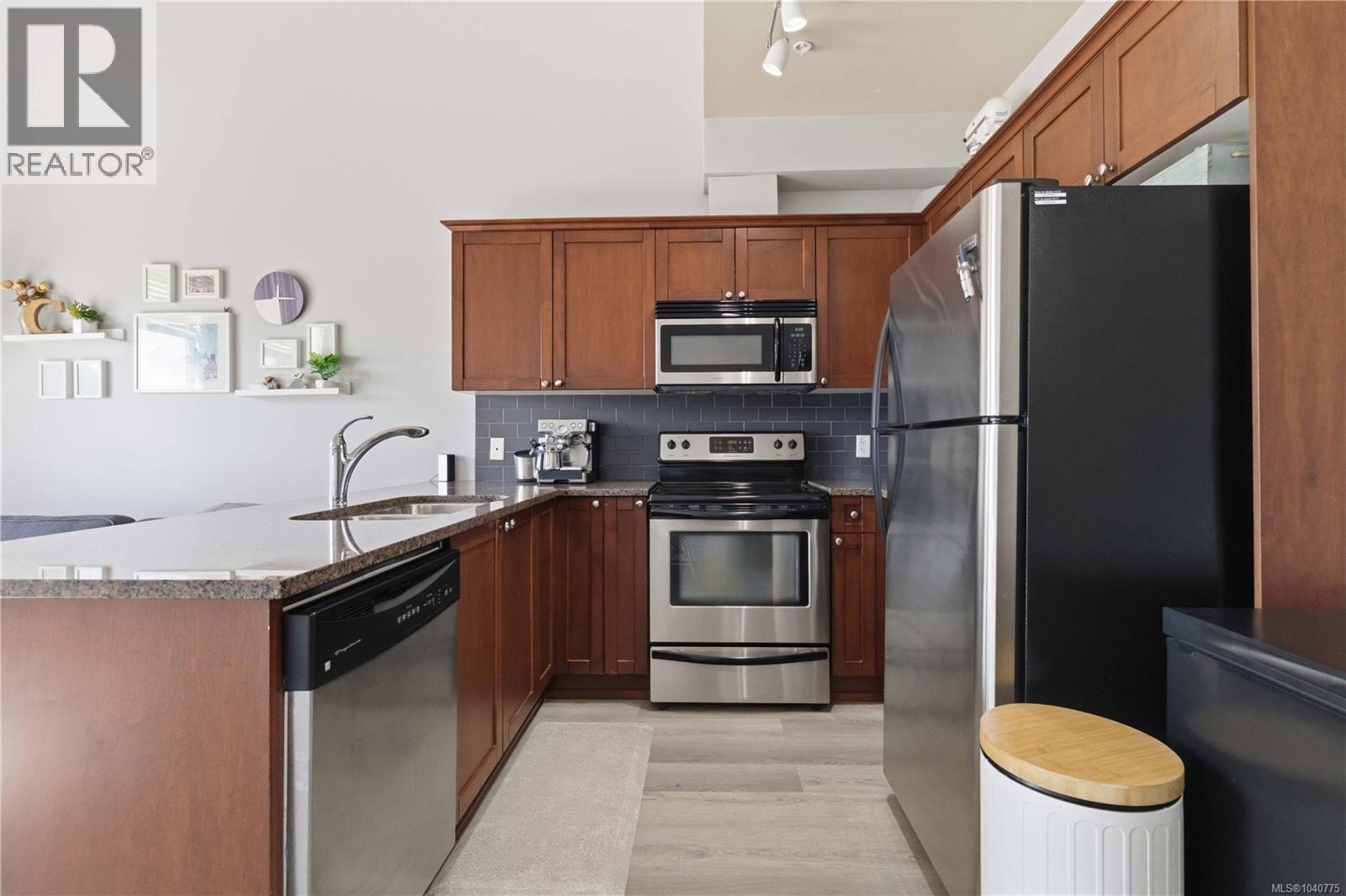 #413 866 Goldstream Ave - 12