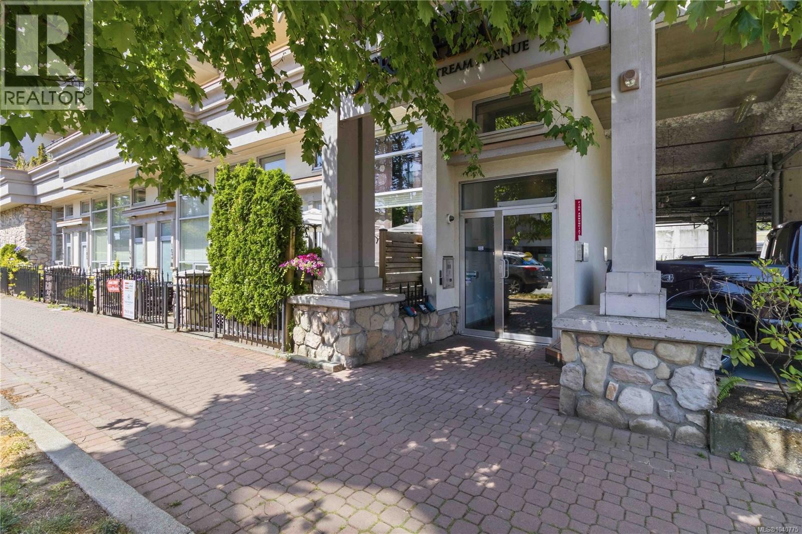#413 866 Goldstream Ave - 35