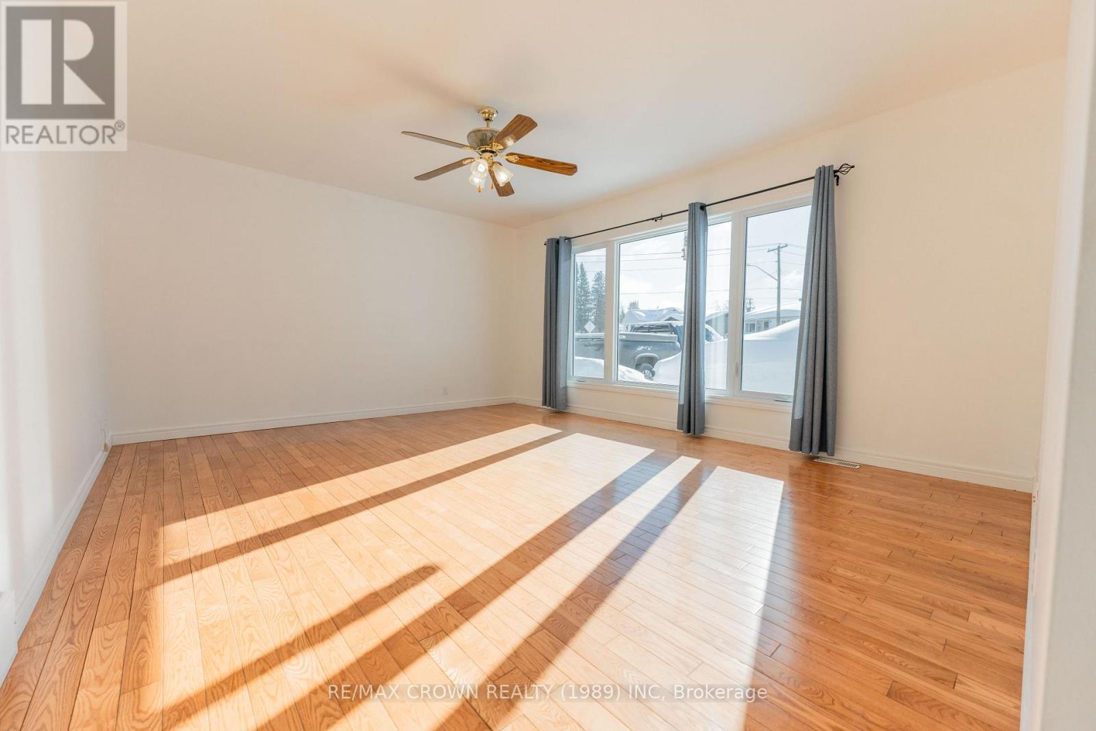 30 PINE CRESCENT - Image 7