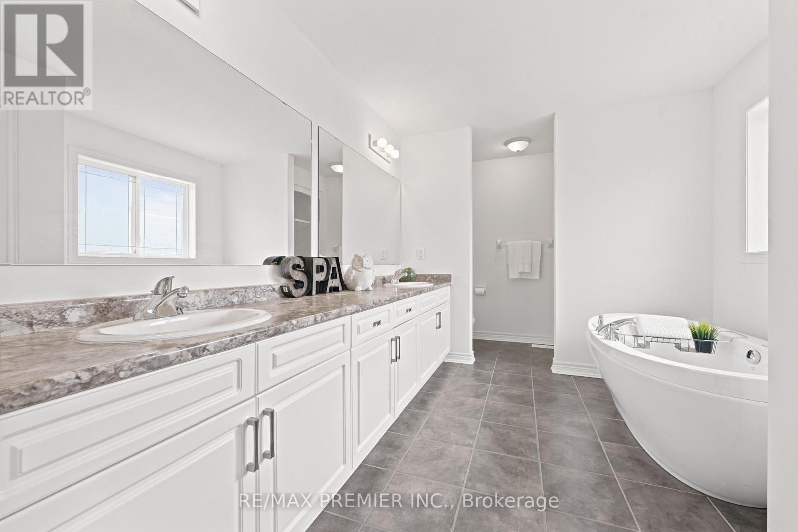 19 BURT AVENUE - 25